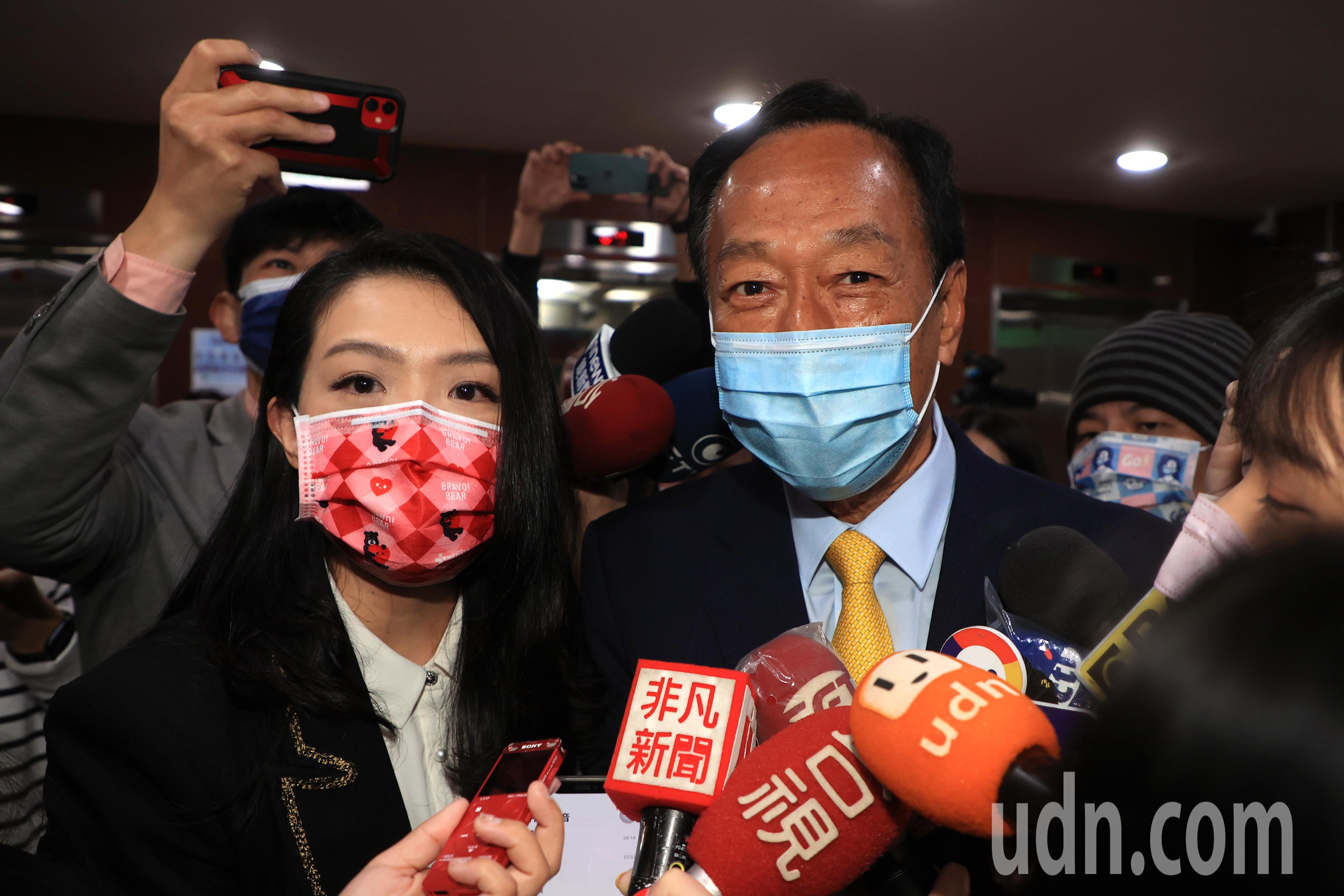 民进党人士表示，新竹市长高虹安（左）可以成为鸿海创办人郭台铭（右）是否真心挺侯的观察指标。图／联合报系资料照片