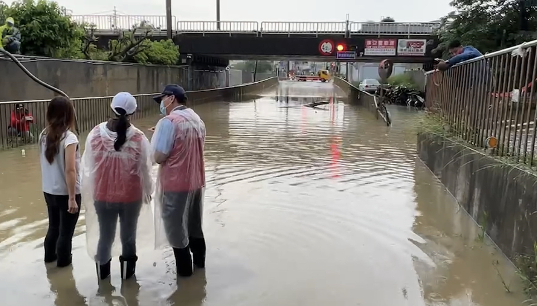新竹市三姓桥地下道严重淹水 市长高虹安等人现勘。图／竹市府提供
