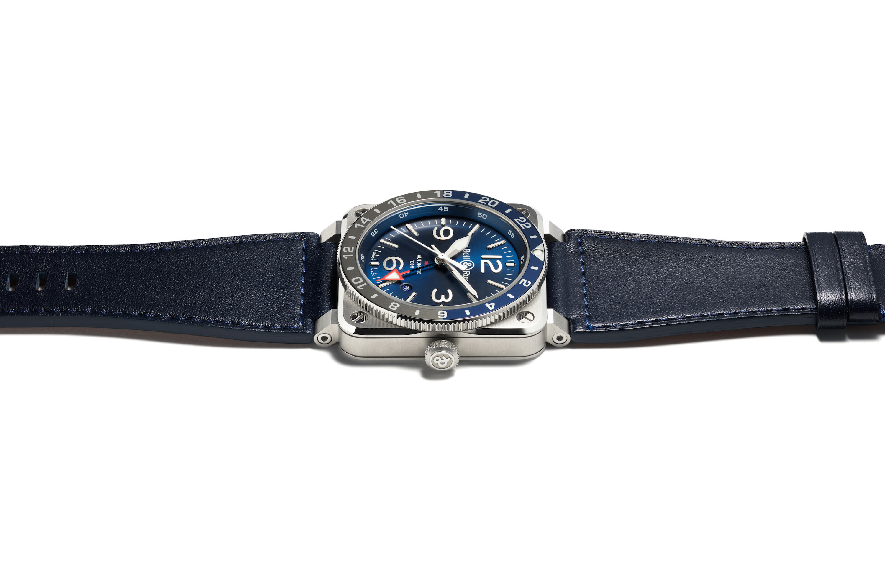 四四方方、略帶厚度但不嫌沈重的BR 03-93 GMT Blue腕錶，跳脫手錶的功能、更像一枚全身的造型風格選物。圖／Bell & Ross提供