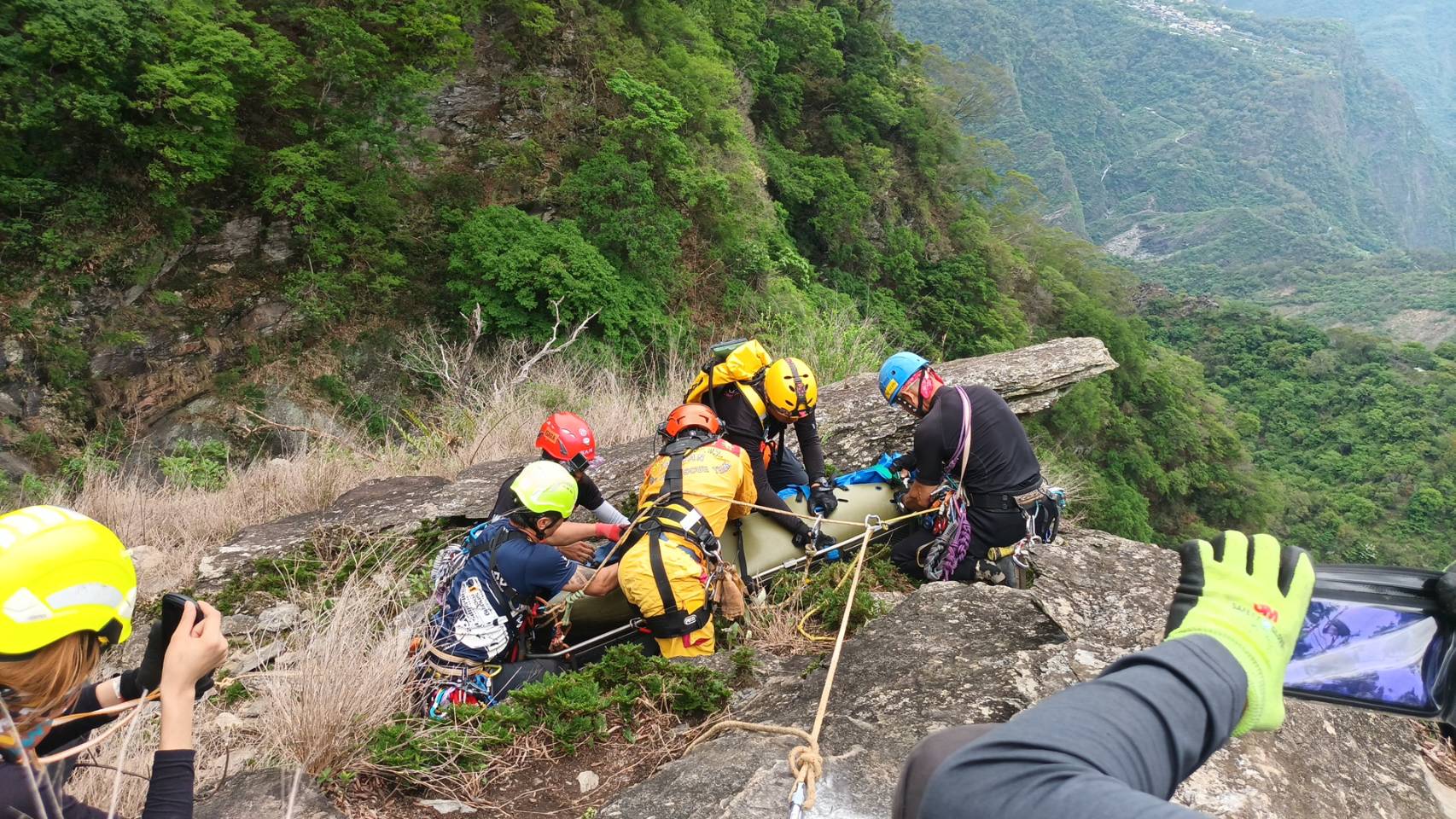 屏东县雾台乡飞龙瀑布酿2死3失踪意外，救难人员持续搜索中。图／屏东消防局提供