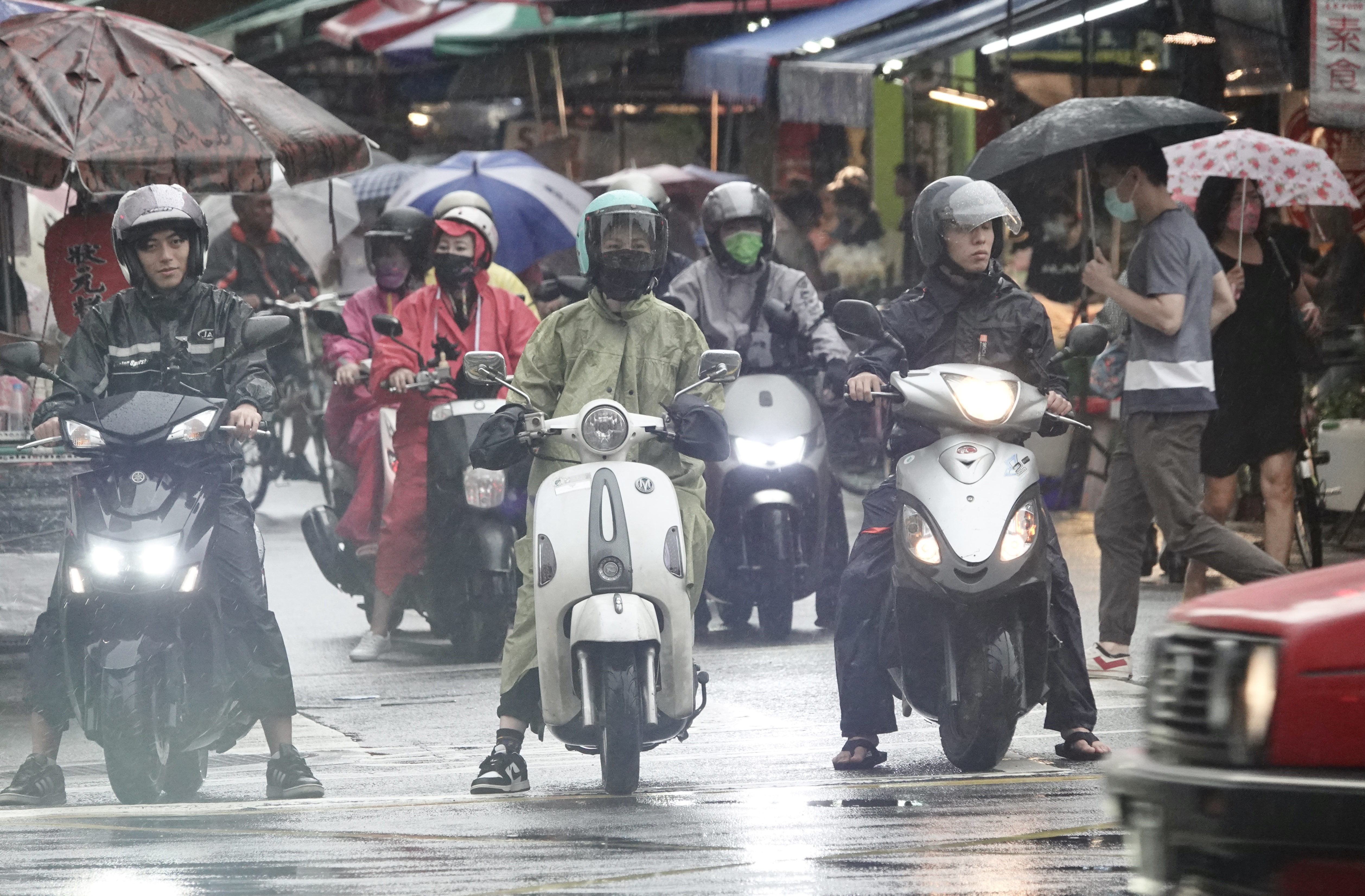 屏东县、高雄市大雷雨， 气象局吁民众注意。本报资料照片