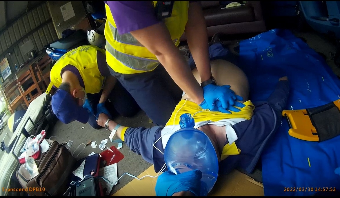桃园龟山一名清洁队员去年3月突然倒地，没了呼吸心跳，所幸同事在救护车到场前便根据119指导施予CPR，顺利助他恢复生命迹象，后续由救护人员接手。图／桃园市消防局提供