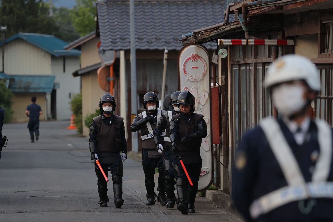 日本长野县中野市昨天发生男子开枪和持刀攻击事件，造成2名员警在内共4人死亡。法新社