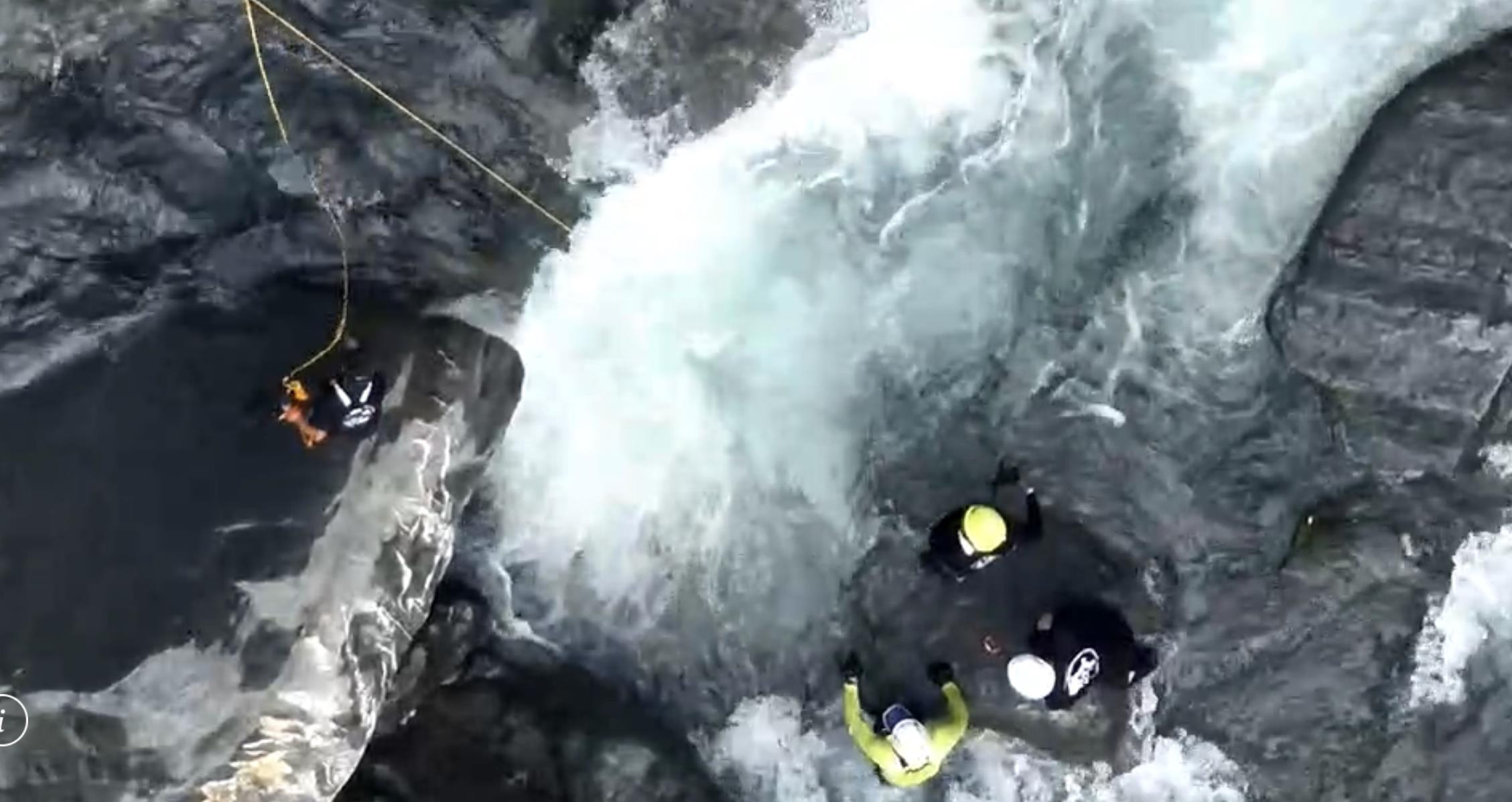 飞龙瀑布10人溯溪团5人生还，寻获的罹难者位置在百米瀑布与60米瀑布之间，图为昨天现场搜寻空拍情况，溪水湍急。图／屏东县消防局提供