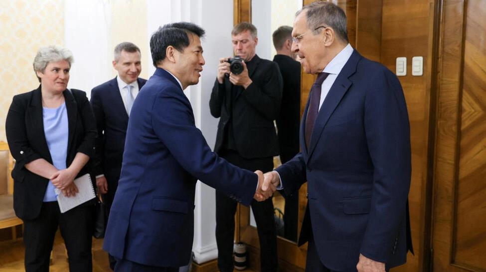 中国政府欧亚事务特别代表李辉26日抵达莫斯科，与俄罗斯外长拉夫罗夫（Sergei Lavrov）举行会谈。（取自法新社）