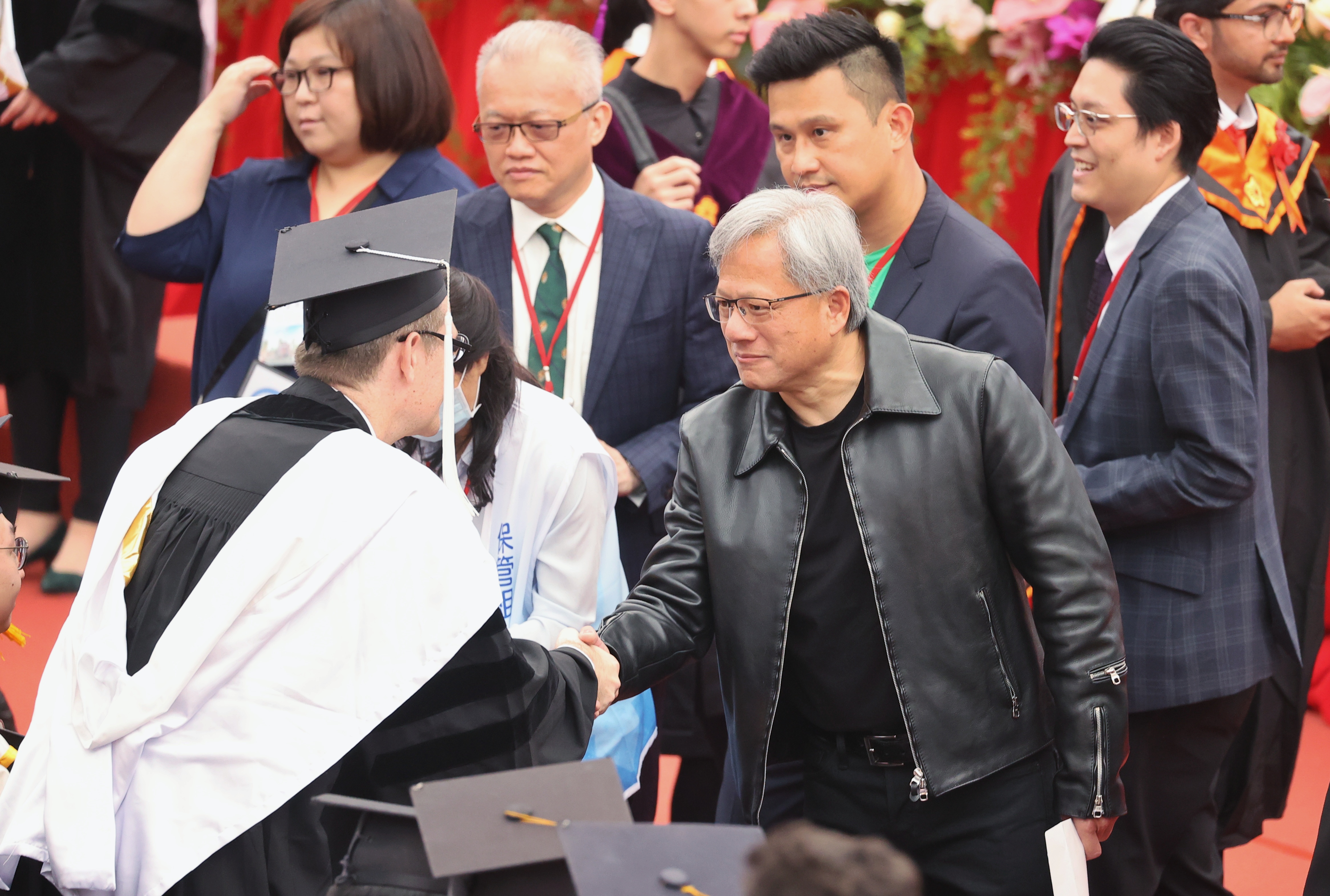 绘图晶片大厂辉达（Nvidia）创办人、执行长黄仁勋（右），27日担任台大毕业典礼致词嘉宾。图／联合报系资料照片