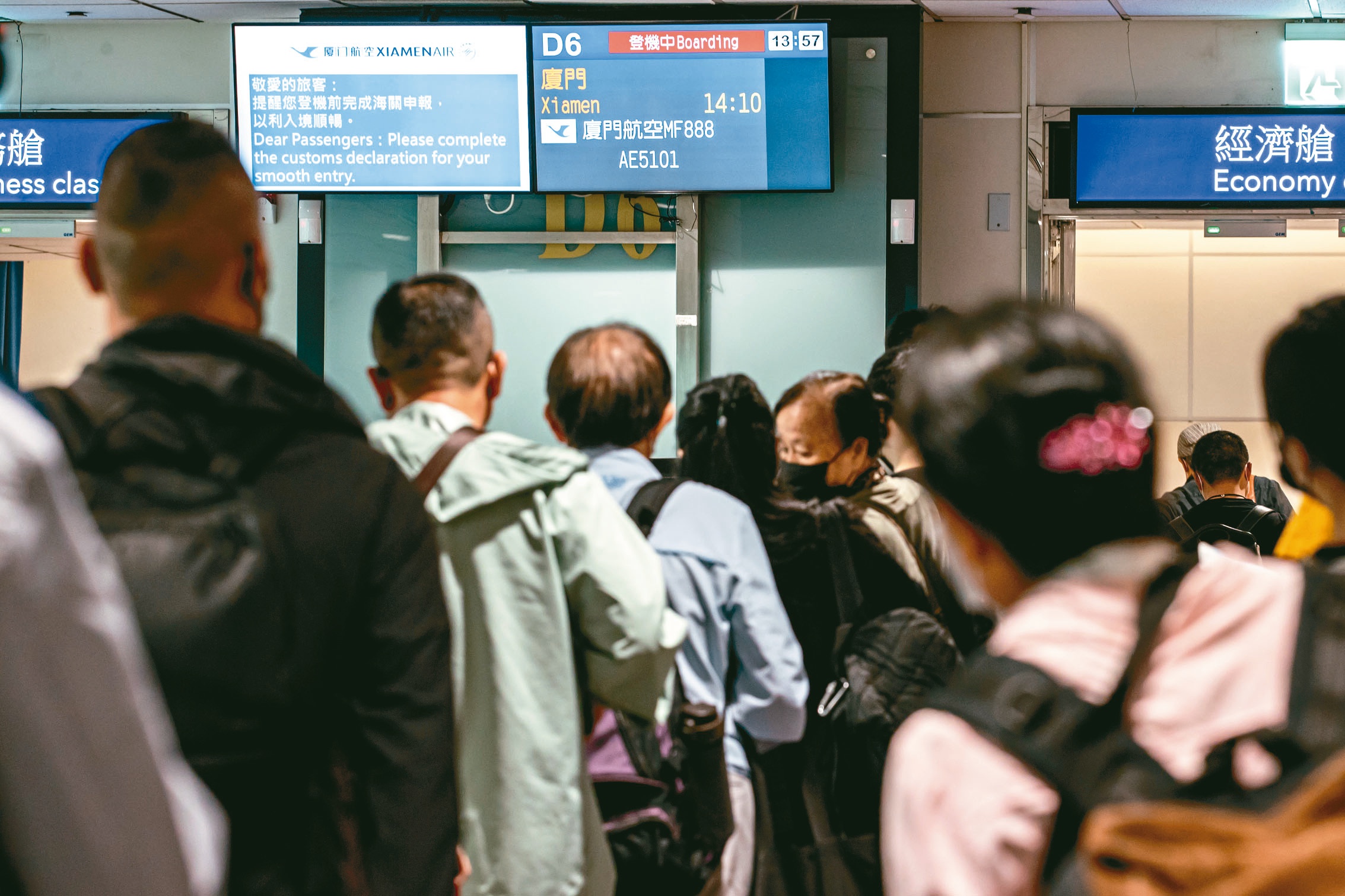 中国大陆恢复开放台湾团赴陆旅游，但台湾赴陆团客禁令目前仍未有解禁时间表。图为桃园机场准备前往厦门的旅客。图／联合报系资料照片