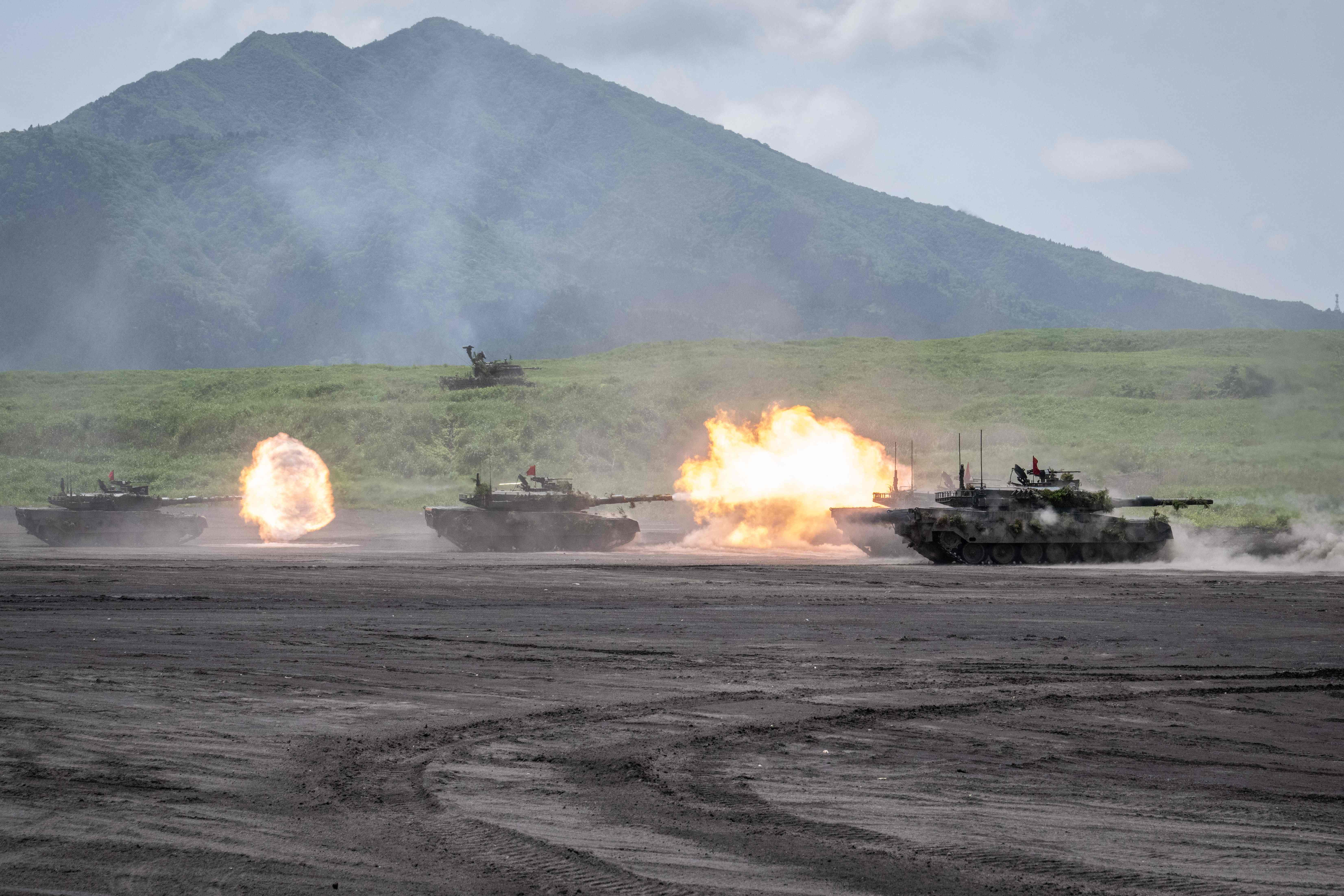 日本陆上自卫队27日实施「富士综合火力演习」。图为参演的陆自战车正发射火砲。法新社