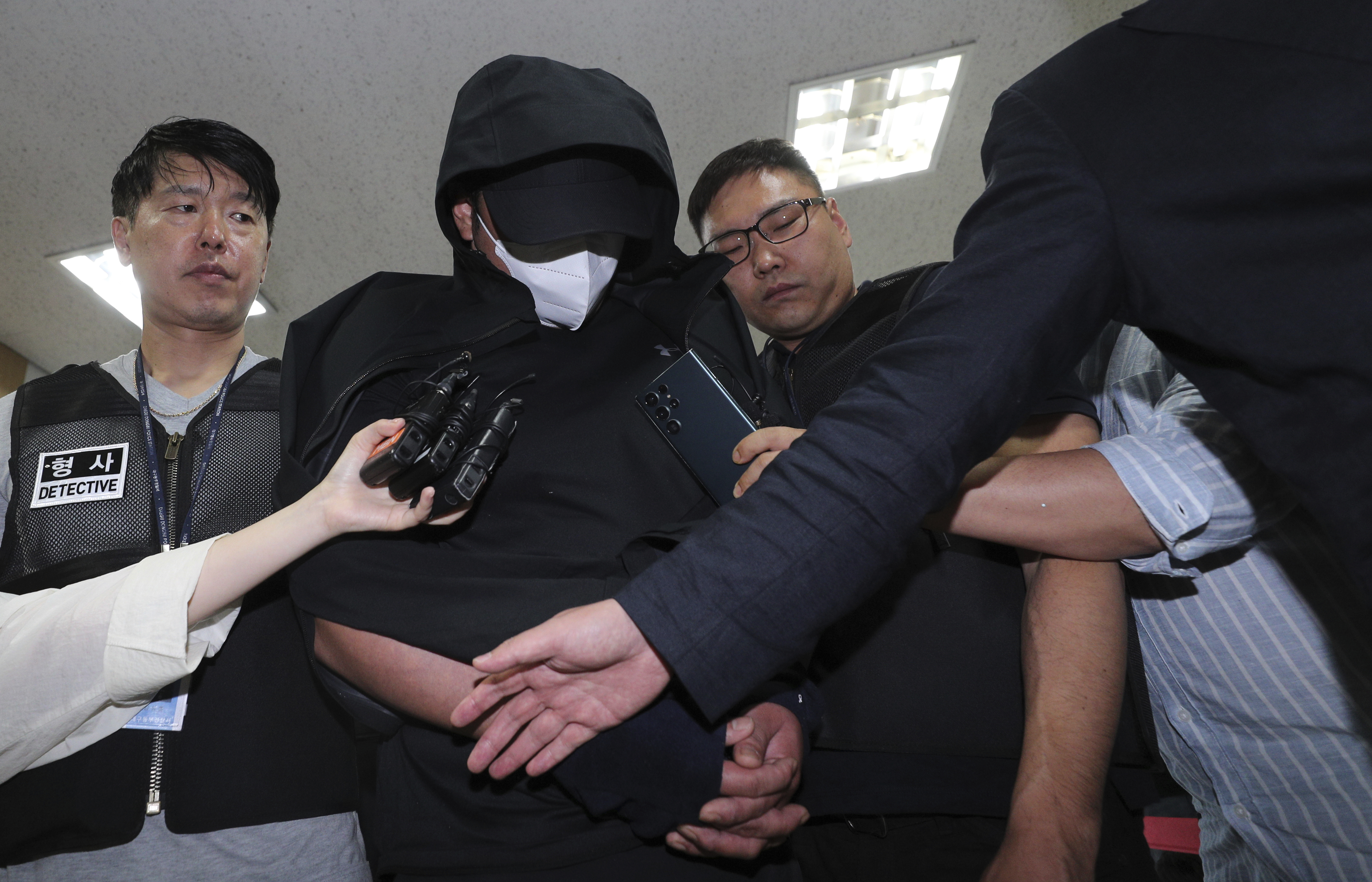 南韩一名李姓男子涉嫌在韩亚航空一架从济州机场飞往大邱的航班落地前，突然打开舱门。大邱地方法院28日同意逮捕嫌犯。美联社