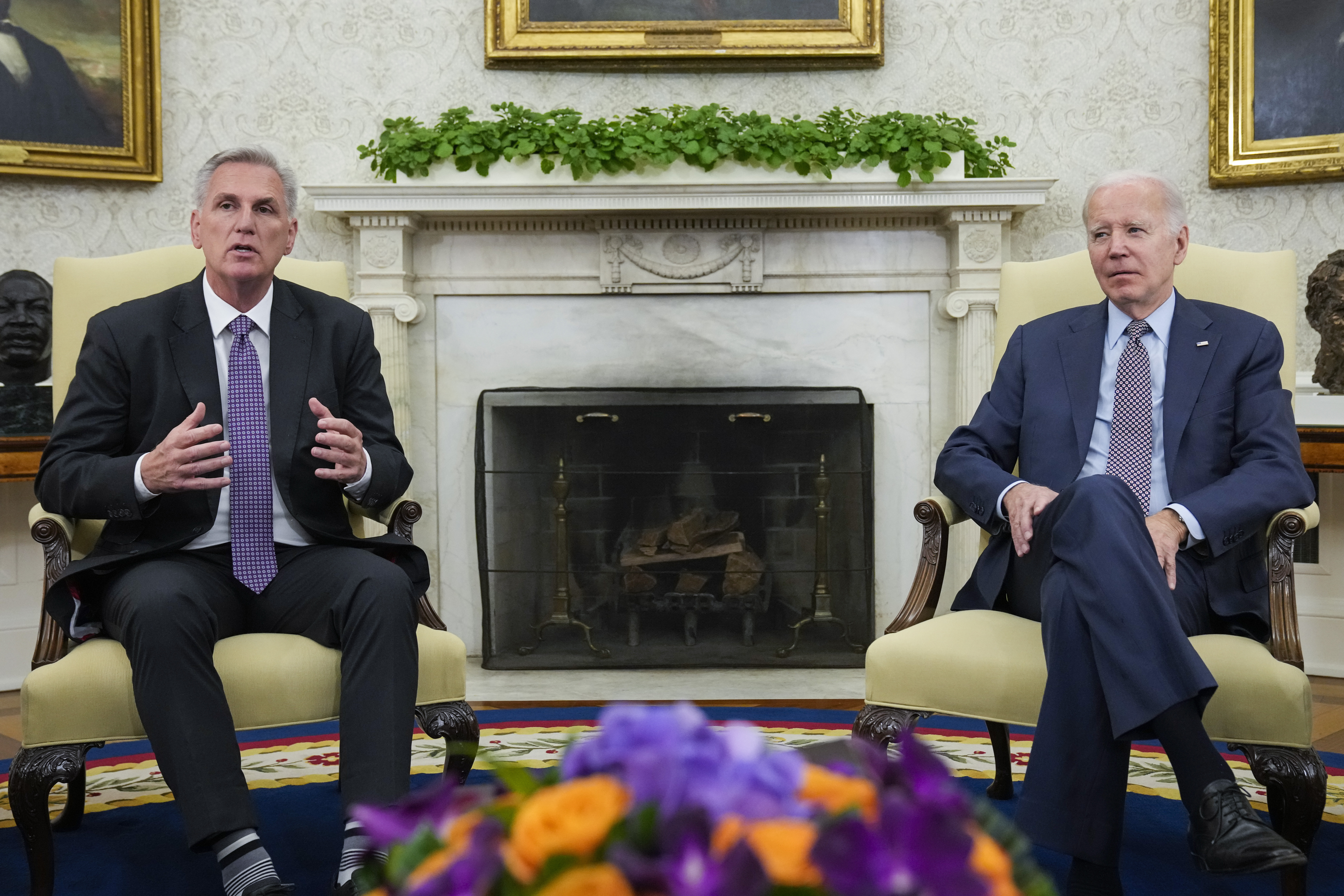 美国总统拜登（右）和众院议长麦卡锡（左）28日敲定债限协议。美联社