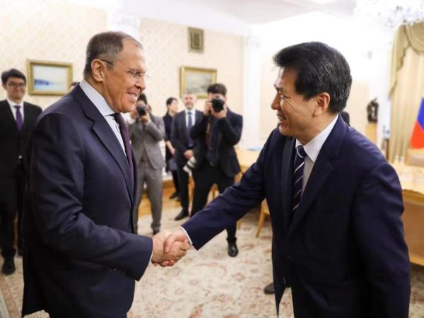 中国大陆特使欧亚事务特别代表李辉日前与俄罗斯外长拉夫罗夫，在莫斯科会见会谈。（取自大陆外交部官网）
