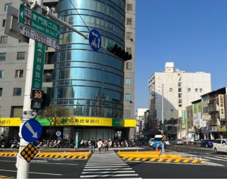 台南市大力改善行人路口安全，斑馬線往後退。記者鄭惠仁／翻攝