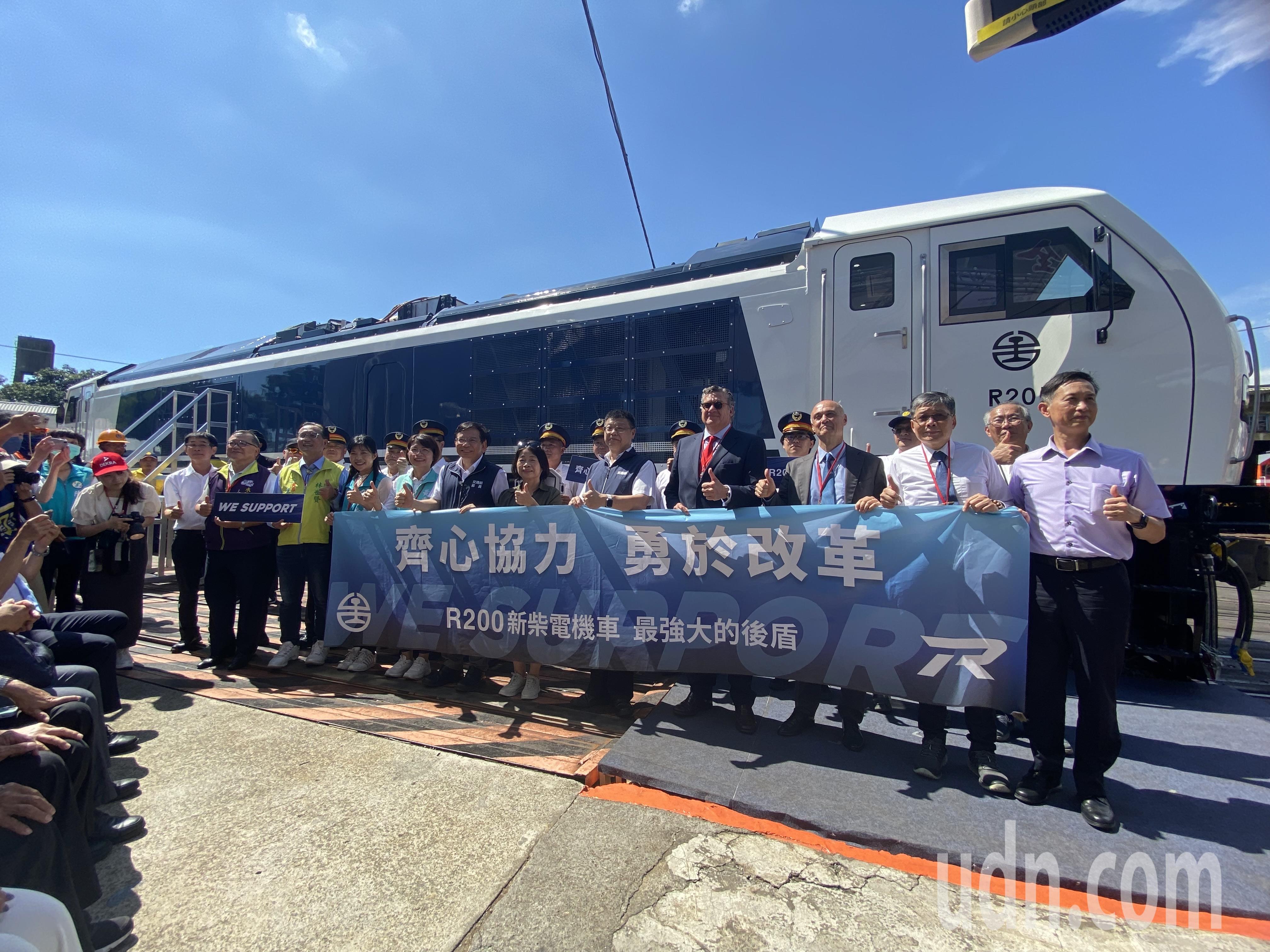 台鐵R200型新柴電機車今天亮相交通部長盼台鐵公司化有新氣象| 熱門話題