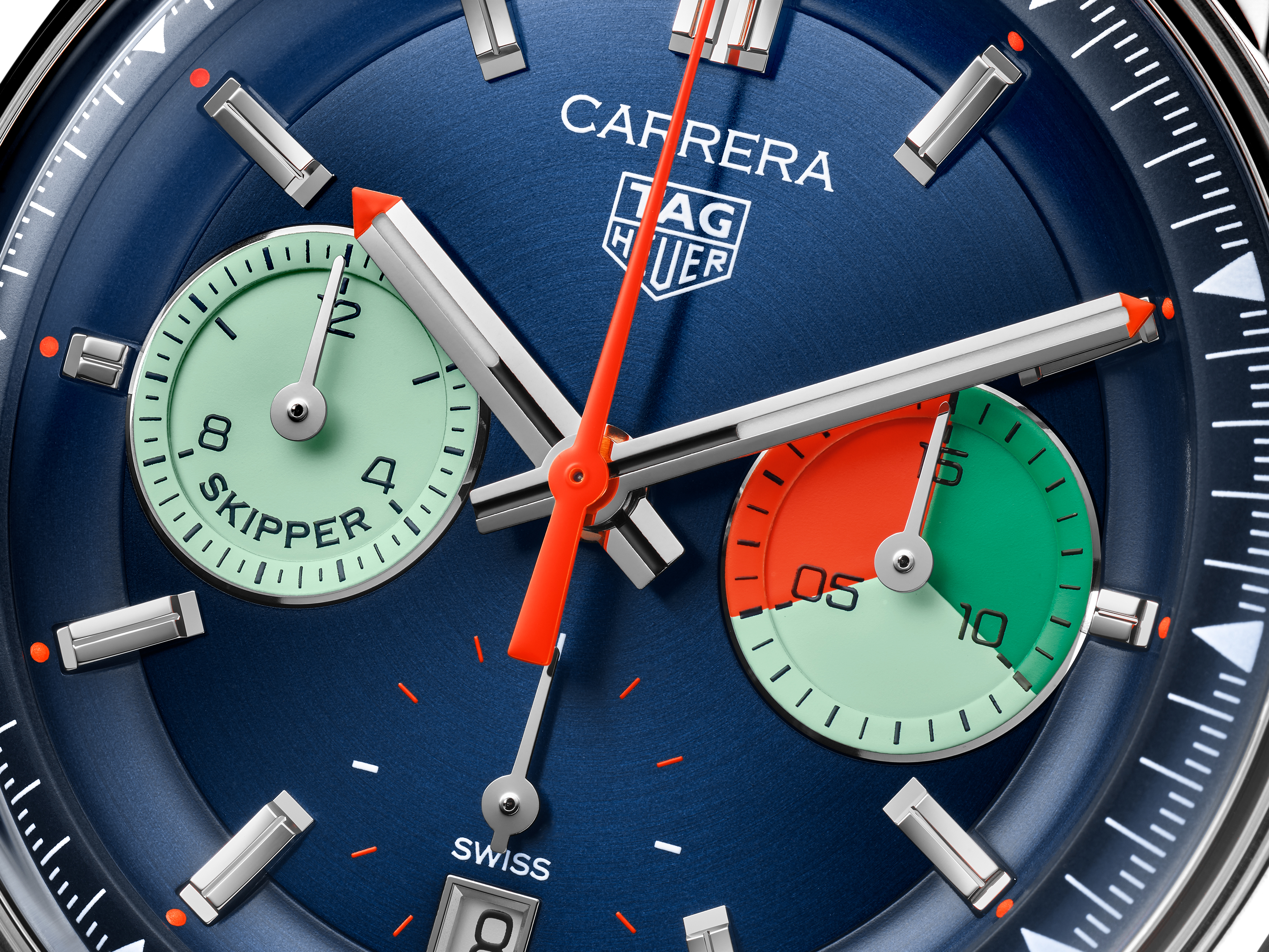 全新的Carrera系列Skipper計時碼表，表盤上的15分鐘倒數計時器，是以湖水綠、深綠色和亮橘色所組成，且分別代表不同說區間。圖／TAG Heuer提供