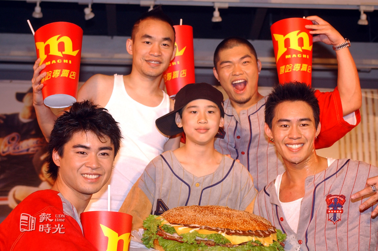 麻吉弟弟當年才13歲! 黃立成領軍嘻哈團體Machi 引新風潮| 報時光