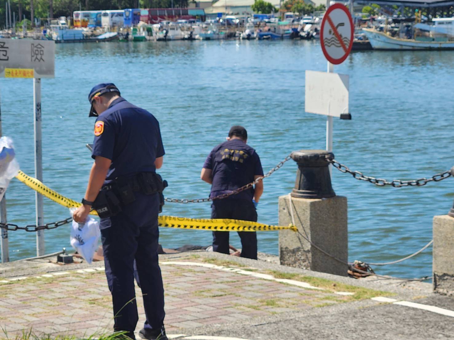 [新聞] 台南安平運河驚見男浮屍 岸邊留下手機及