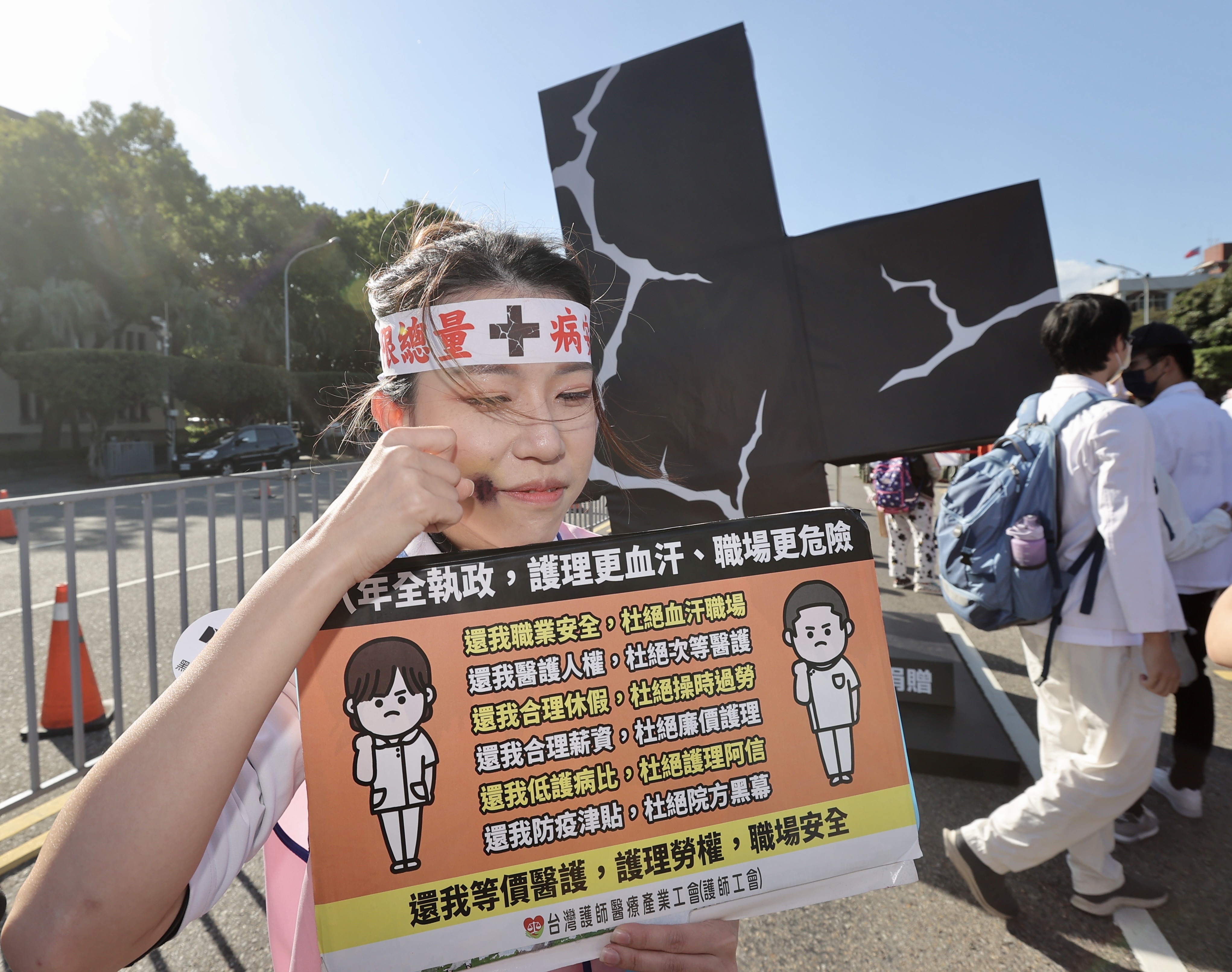 圖 黑十字運動千人上街頭 護理師陳情 假加薪