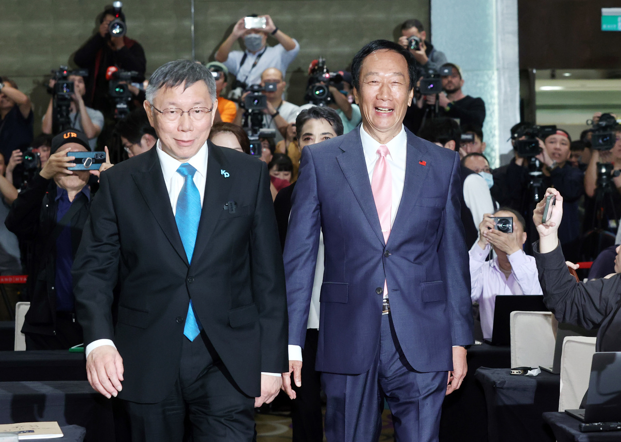 民众党总统候选人柯文哲（左）和鸿海创办人郭台铭（右）。联合报系资料照／记者杜建重摄影