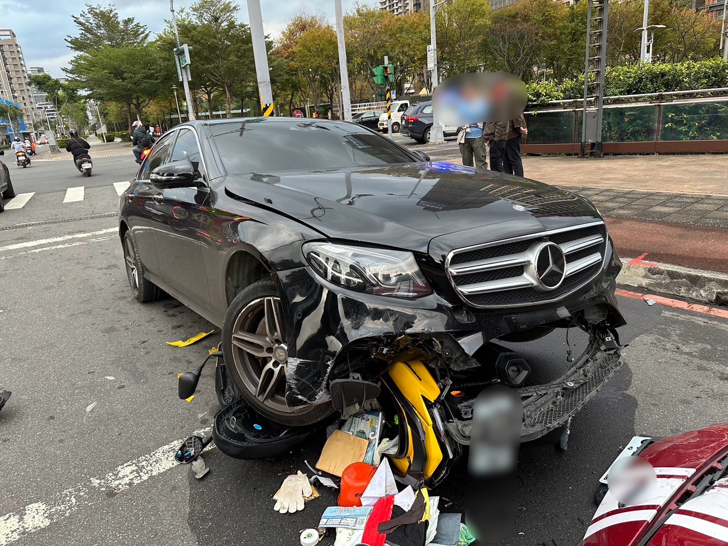 [新聞] 新莊賓士車右轉失控對撞等紅燈汽機車 騎 看板 Gossiping 批踢踢實業坊