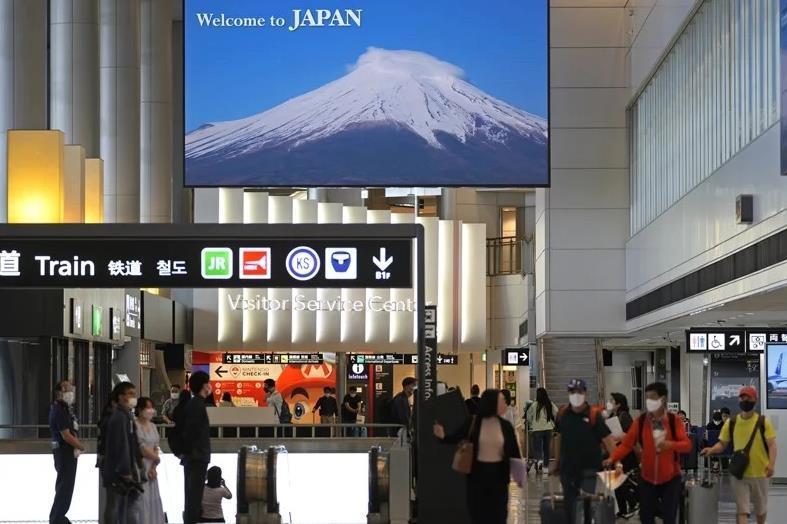 日本今年最长可连休10天的黄金周长假今天进入最后一天，陆空交通从上午开始就涌现大量收假人潮。成田机场公司预估今天是出国旅游的返国高峰，约有4万6800人回到日本。图／美联社