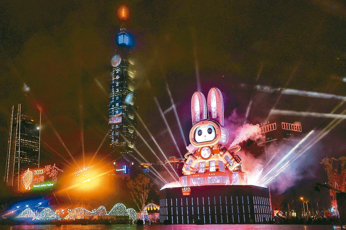 2023年台湾灯会主灯「玉兔壮彩」高16公尺、长10.9公尺、宽8公尺且重20公吨。图／联合报系资料照片