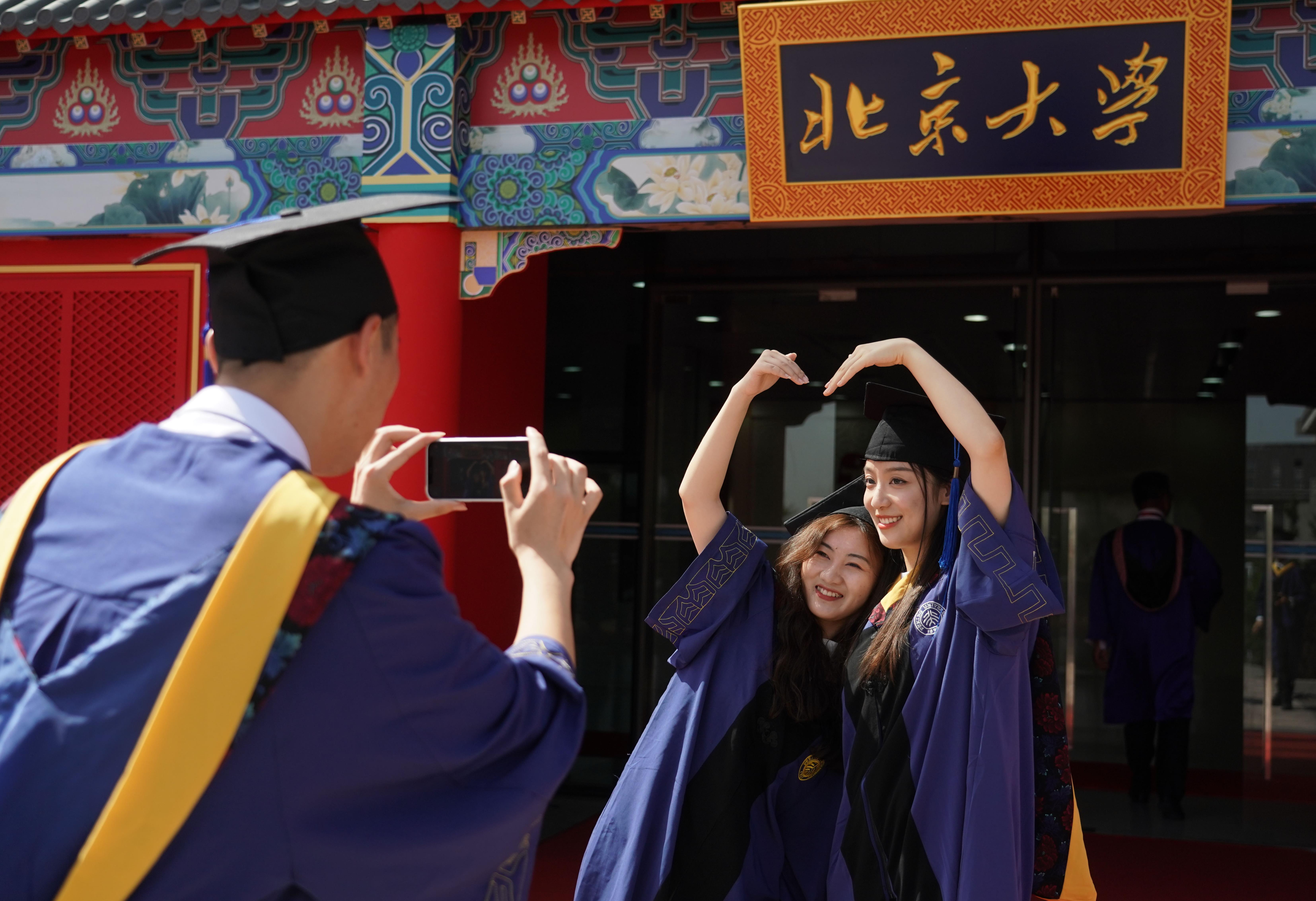 根据大陆教育部最新发布，2023年大陆全国共招收研究生130.17万人，其中含硕士生114.84万人，人数虽皆比前一年增加，但增速放缓。图为2023年7月北京大学毕业典礼后毕业生拍照留念。（新华社）
