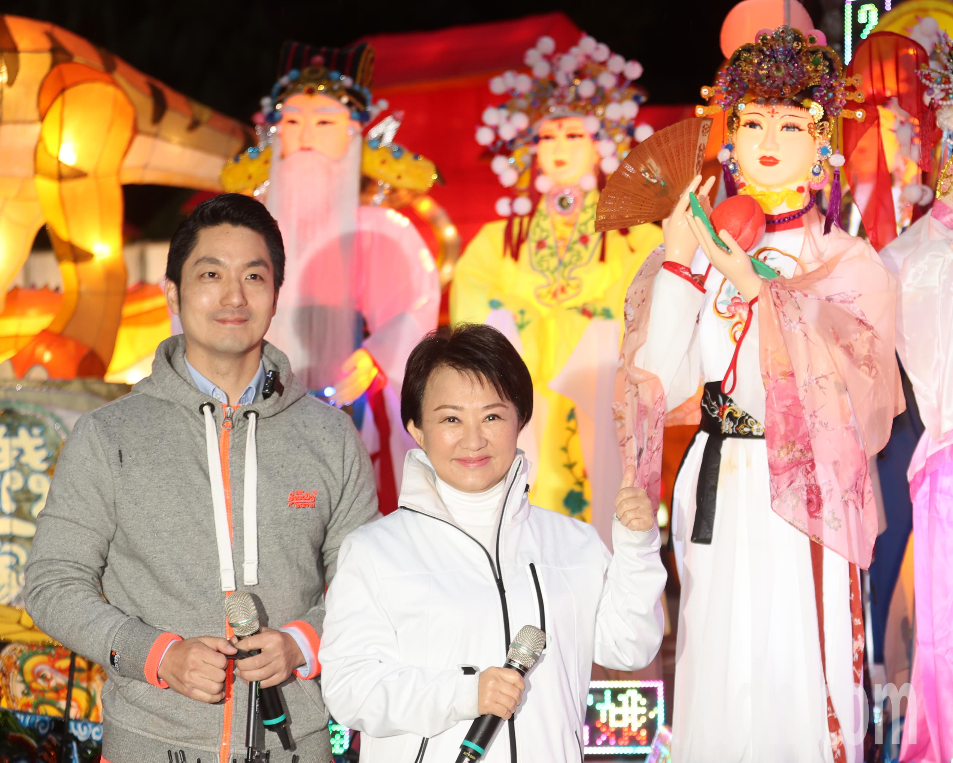 台北市长蒋万安（左）下午陪同台中市长卢秀燕（中）造访台北灯节，卢秀燕特地前往观看「撞脸」的人偶花灯（右上），谦虚表示人偶比她漂亮很多。记者苏健忠／摄影