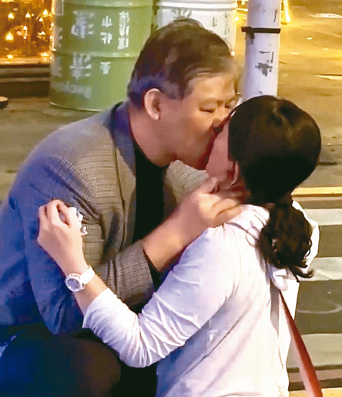 国安局特勤中心少将谢静华日前酒后在街头向一名女子索吻、追吻，过程遭旁人录下。图／翻摄自爆料影片