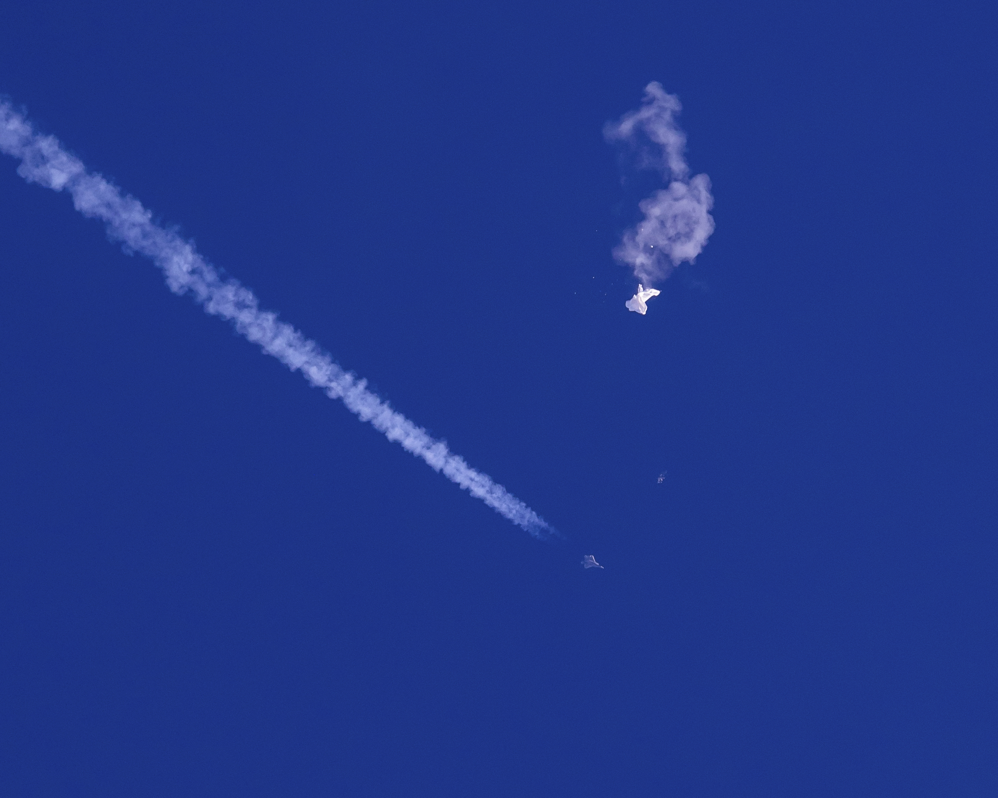 有渔民在美国阿拉斯加沿海发现疑似间谍气球的残骸。图为美国官方去年2月4日派出一架F-22战机，将来自中国的间谍气球击坠。美联社