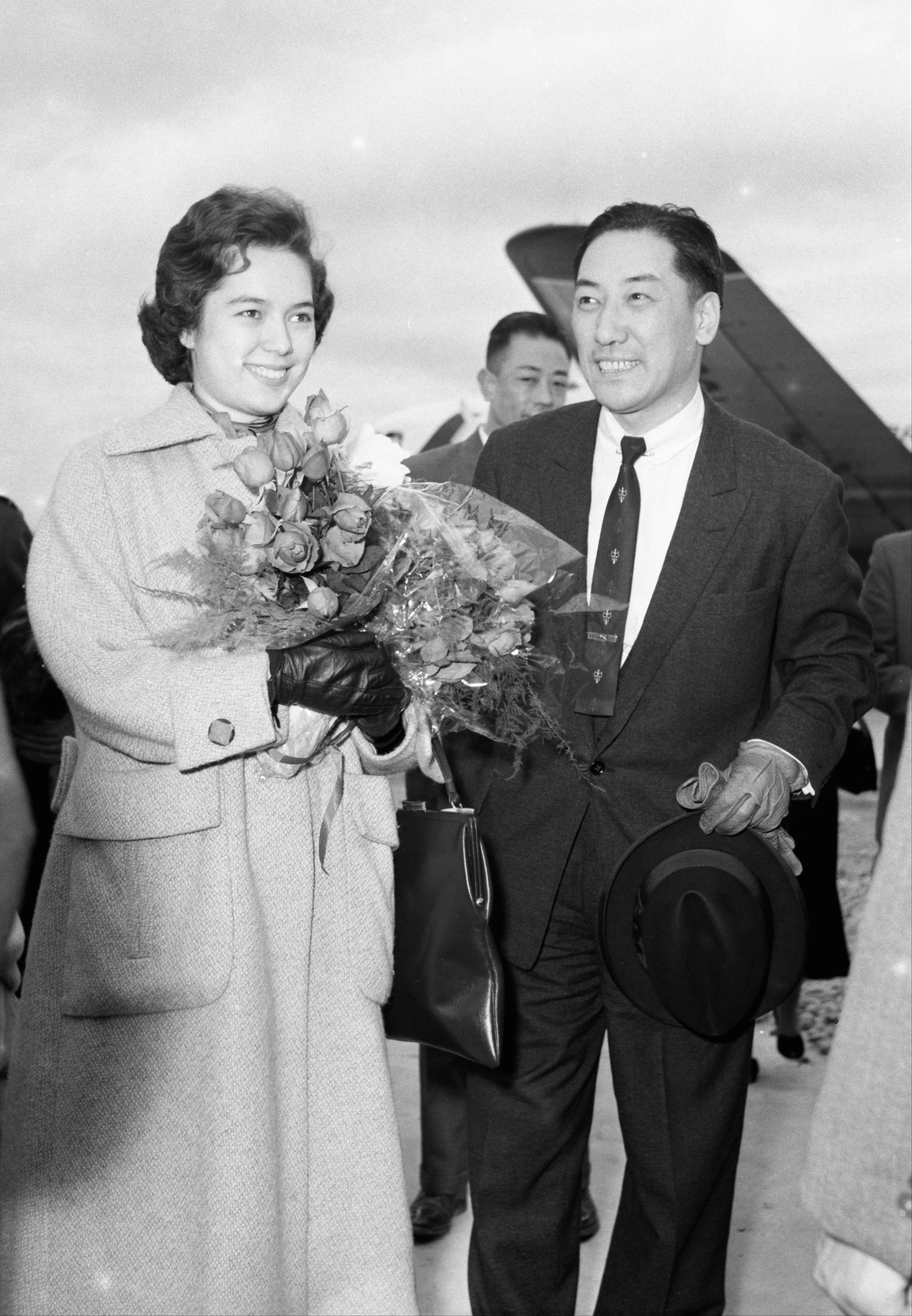 1957年3月3日，蒋纬国（右）偕其新婚的夫人邱爱伦（左）自东京返台。图／联合报系资料照片