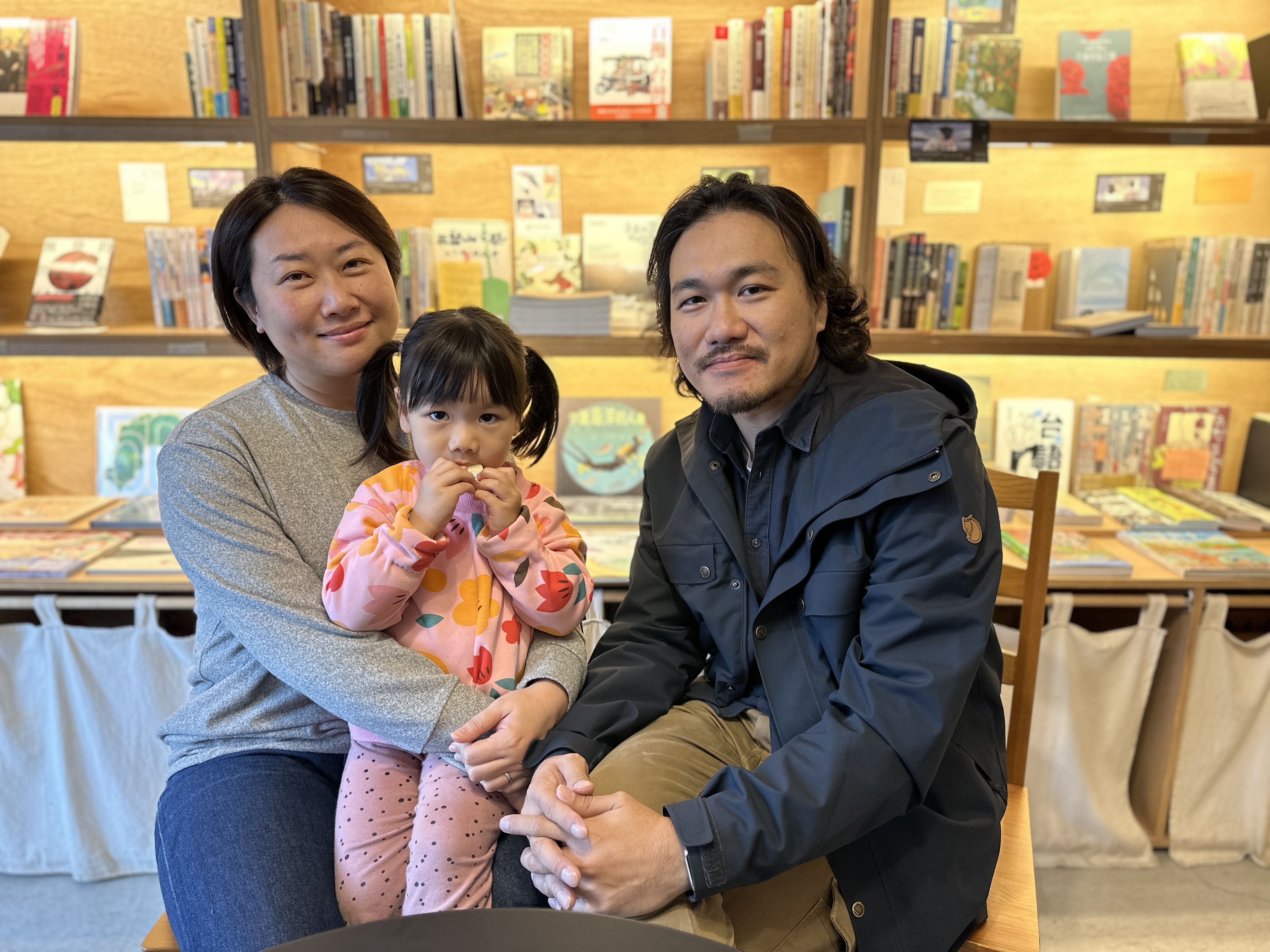 红气球书屋由郭德慧（左）与丈夫林彦廷（右）夫妻俩创设，带著女儿一起在恒春生活著。记者刘星君／摄影