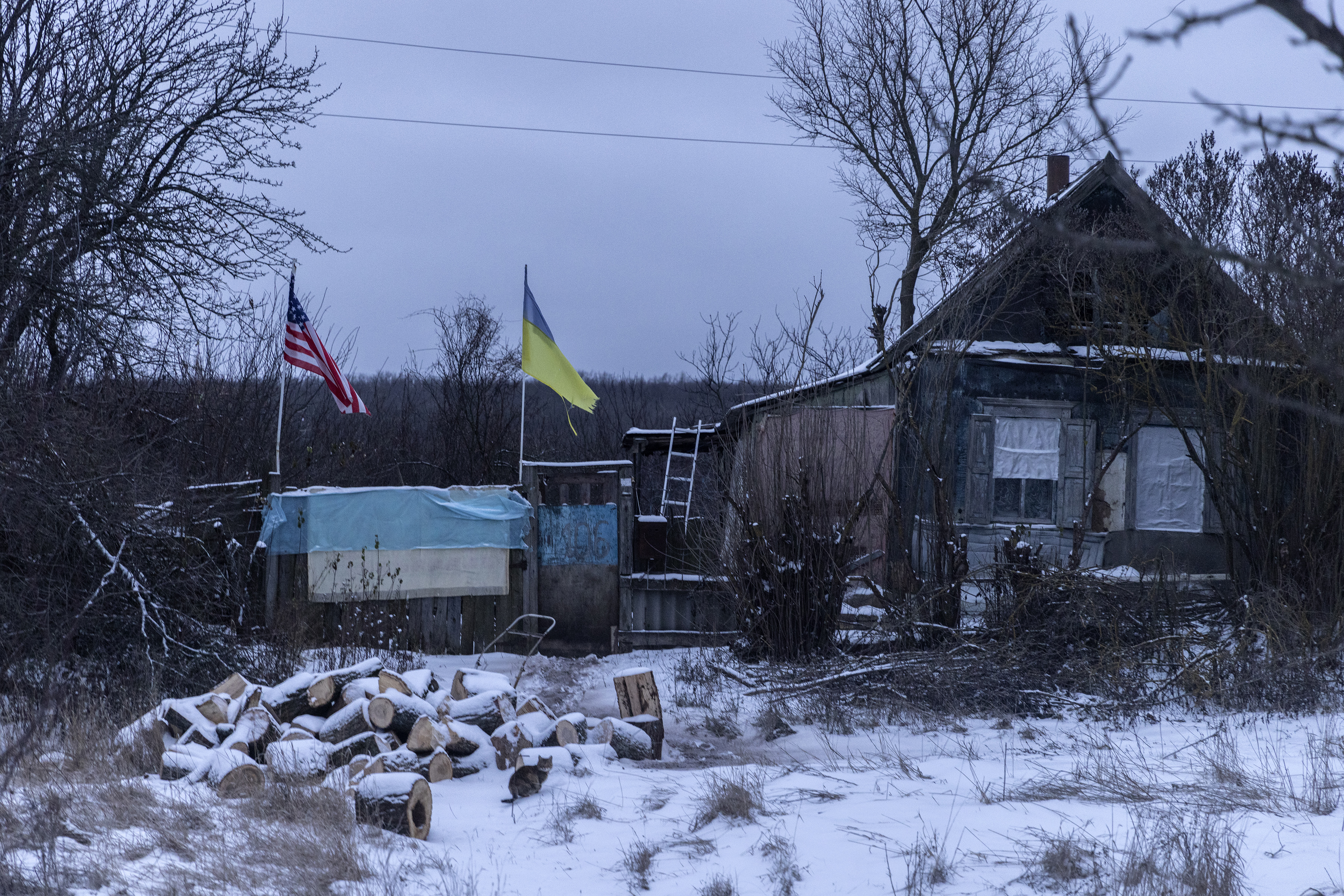 美乌两国情报合作至今超过10年。图为乌克兰哈尔科夫地区鲁比兹内村一处废弃房屋前，挂著美国及乌克兰国旗。图／纽约时报