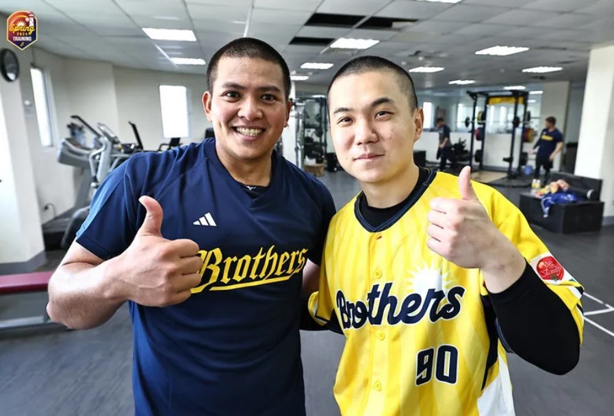 中信兄弟队江坤宇(右)与黄恩赐在休赛季去当兵。中信兄弟提供