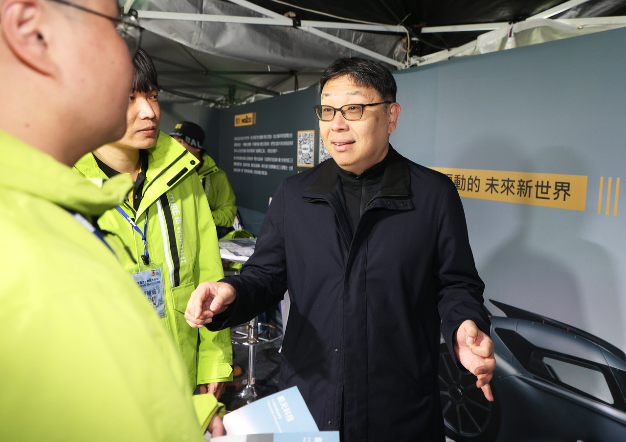 能元科技总经理薛人祯也亲自到台大校招现场，解说电池产业，跟应届毕业生互动热烈。记者潘俊宏／摄影