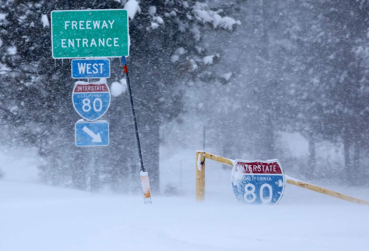 美国加州内华达山脉（Sierra Nevada）周末暴风雪导致通往内华达州的一条主要公路关闭之后，今天山区大半地区料再降下超过30公分的大雪，预报员警告有极大的雪崩风险。图为加州内华达山脉遭遇多日猛烈冬季风暴，80号州际公路(I-80)入口被雪覆盖。法新社