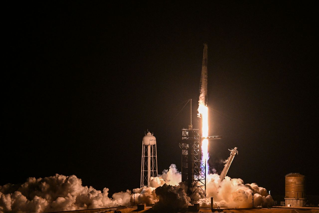 美国太空探索科技公司（SpaceX）的「猎鹰9号」火箭今晚从美国佛罗里达州发射升空，载运3名美国太空人和1名俄罗斯太空人前往国际太空站，执行为期6个月任务。法新社
