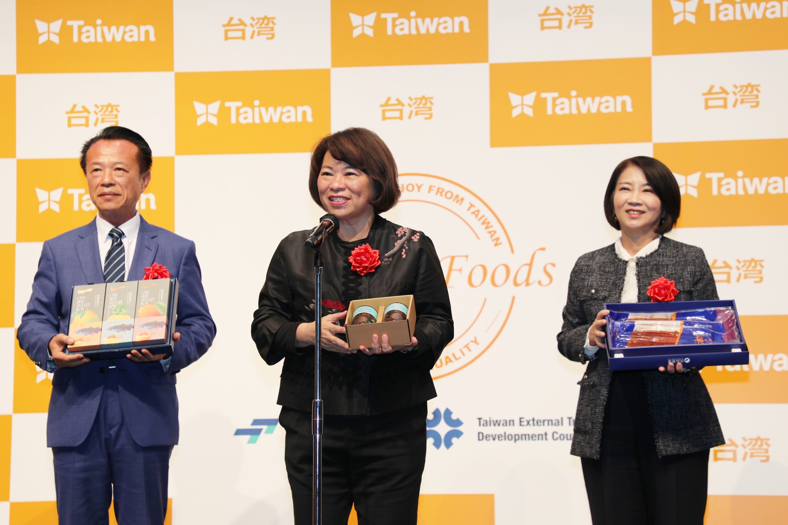 嘉义市长黄敏惠（左二）、嘉义县长翁章梁（左一）出席东京食品展前记者会向大家推荐嘉义好物。图／嘉义市政府提供