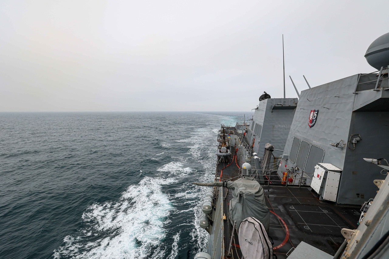 美国海军发布声明表示，美军勃克级驱逐舰芬恩号5日由南向北例行性通过台湾海峡。图／取自美军第七舰队脸书