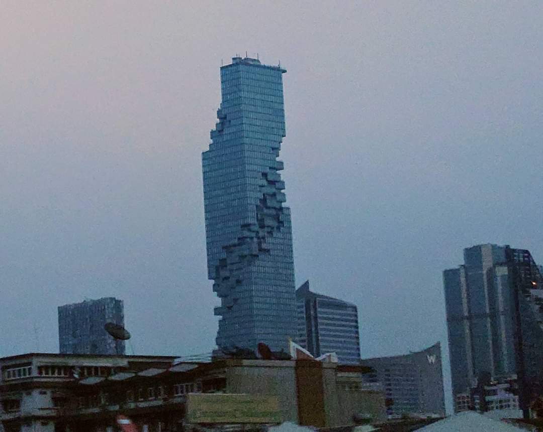 北市副市长李四川今天一早贴出曼谷有碎片摩天大楼之称、充满设计感的高楼外观，并称赞其缺而美的设计感，引发网友留言热议。图/引用自李四川脸书