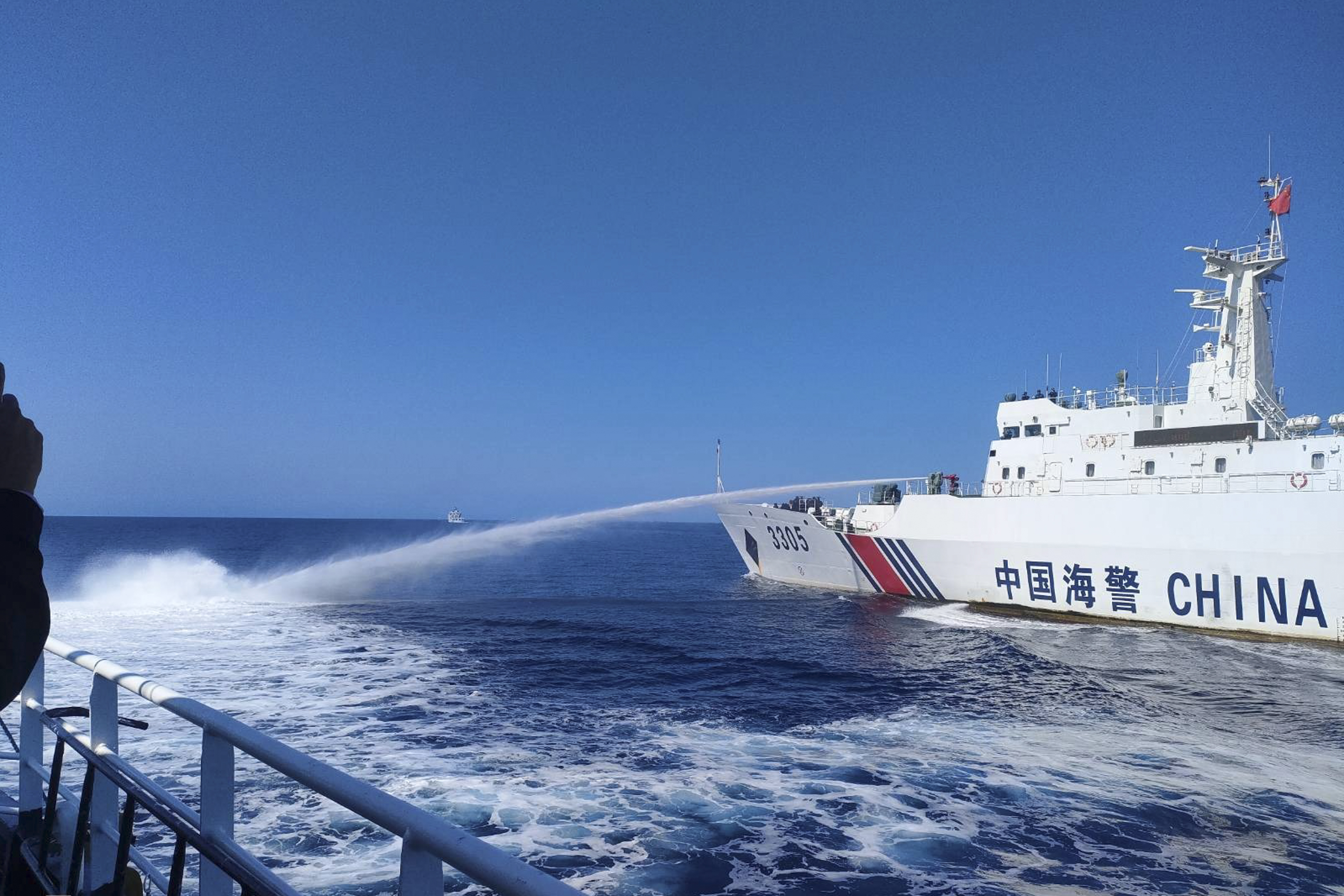 中国海警5日指，菲船只「非法闯入」南沙群岛仁爱礁邻近海域，中国海警依法采取管制措施。（美联社）
