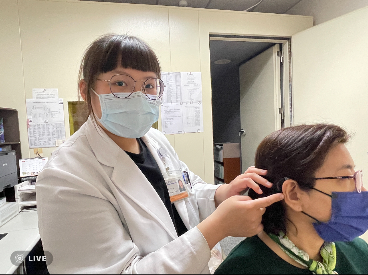 听力师黄子珈协助病患了解听力状况、解说助听科技与器材种类。图／黄子珈提供