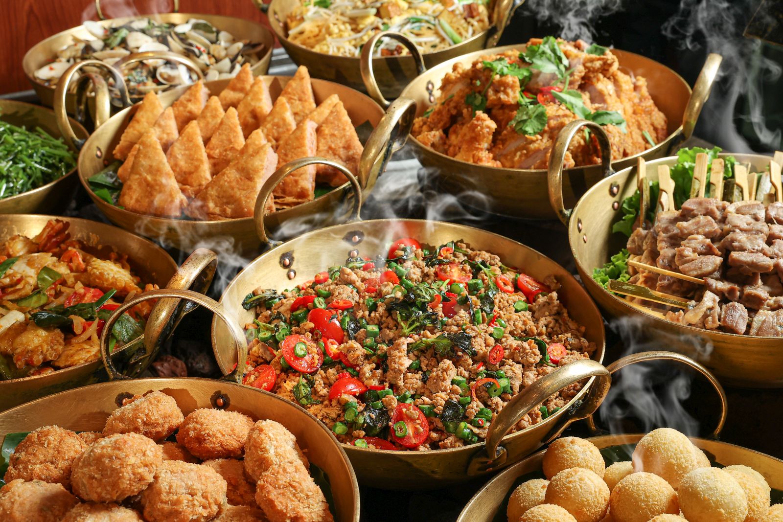 多达30种的泰市场经典泰式料理将轮番于餐台登场。图/晶华酒店提供