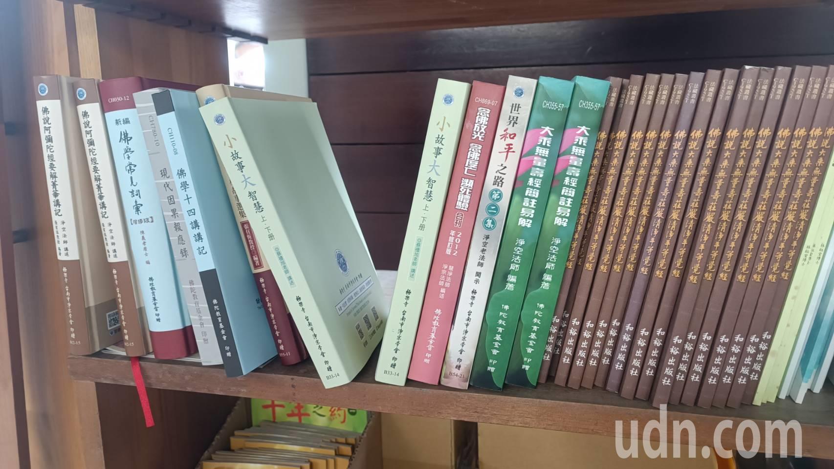 台东县境内火车站「微型图书馆」书架上，也成其他民间宗教团体摆放其他书籍的平台，引来旅客抱怨。记者尤聪光／摄影