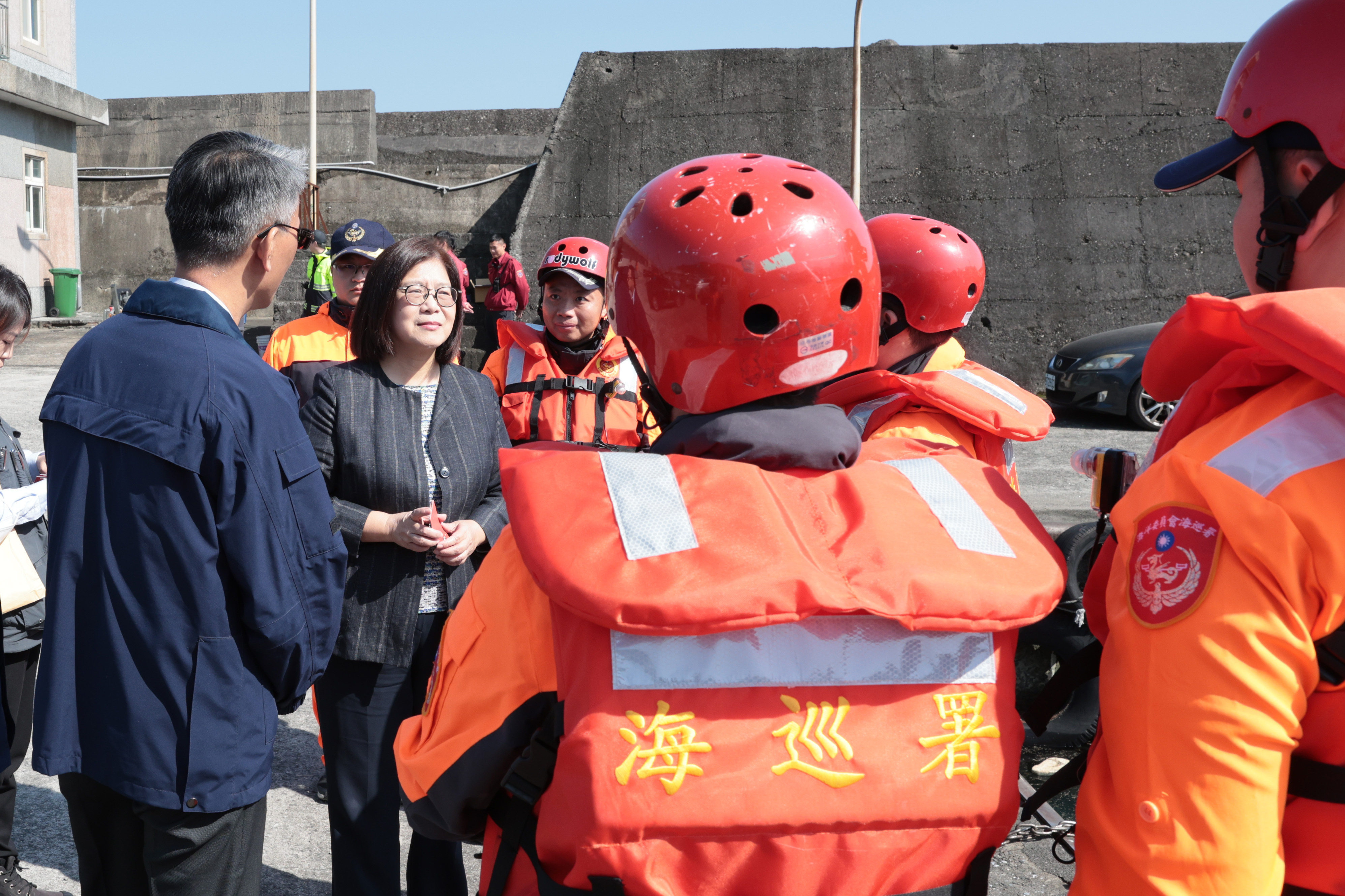 管碧玲今年2月11日在外木山渔港安检所慰问海巡弟兄。图／海委会提供