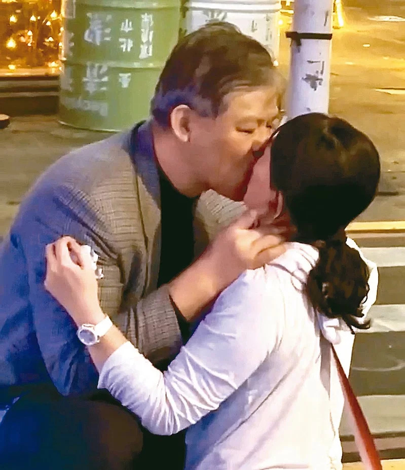国安局特勤中心少将谢静华（左）今年2月酒醉在街边强吻尤姓女军官遭处分。图/翻摄爆料人提供影片