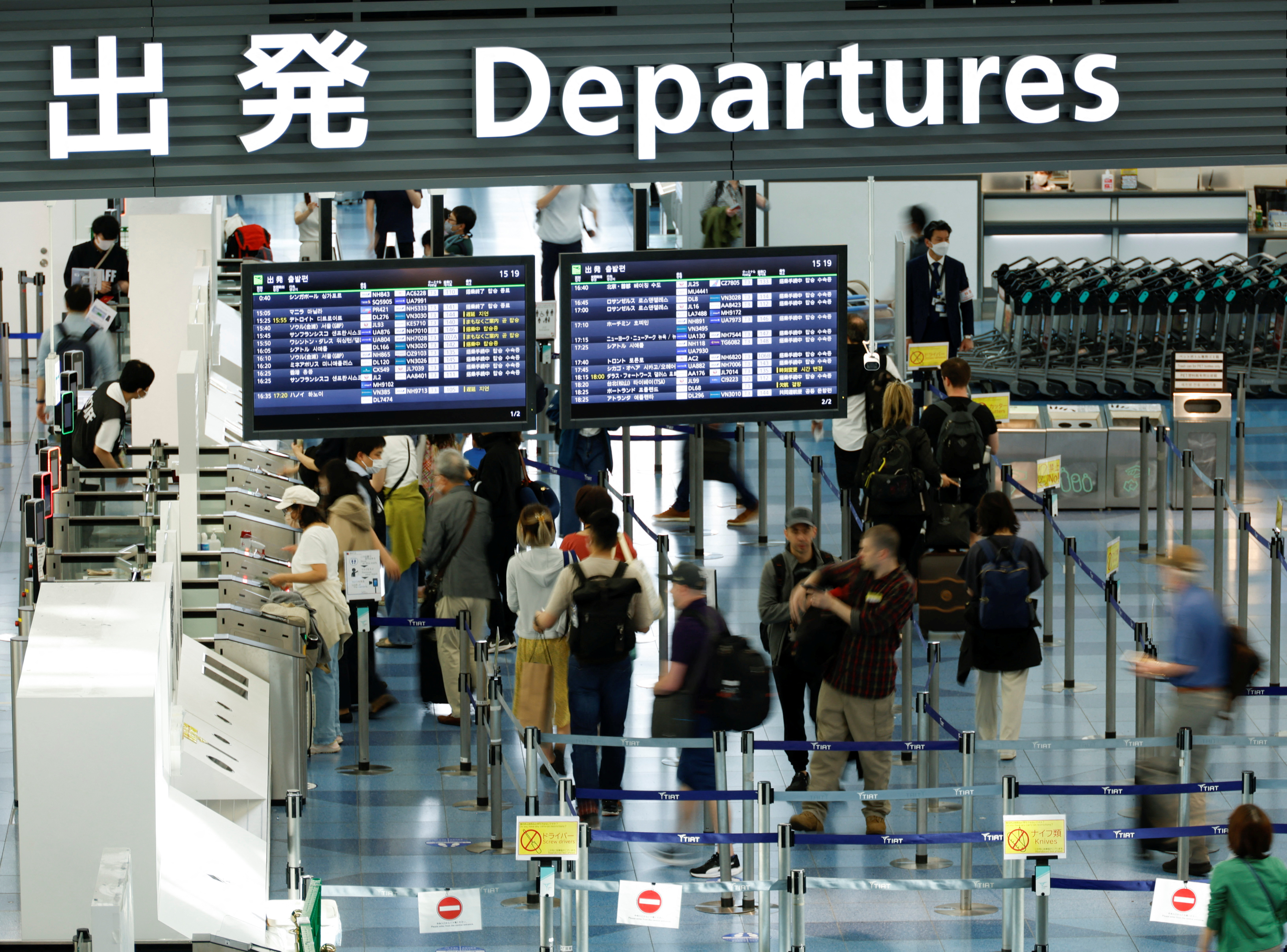 日本正在考虑对海外游客（访日客）修改免除消费税制度。由于愈来愈多游客购买免税品后在日本国内转售图利，为了打击这种诈欺行为，日本政府研议让游客在出境前才退还消费税，新制可能于2025年上路。图为东京羽田机场／路透