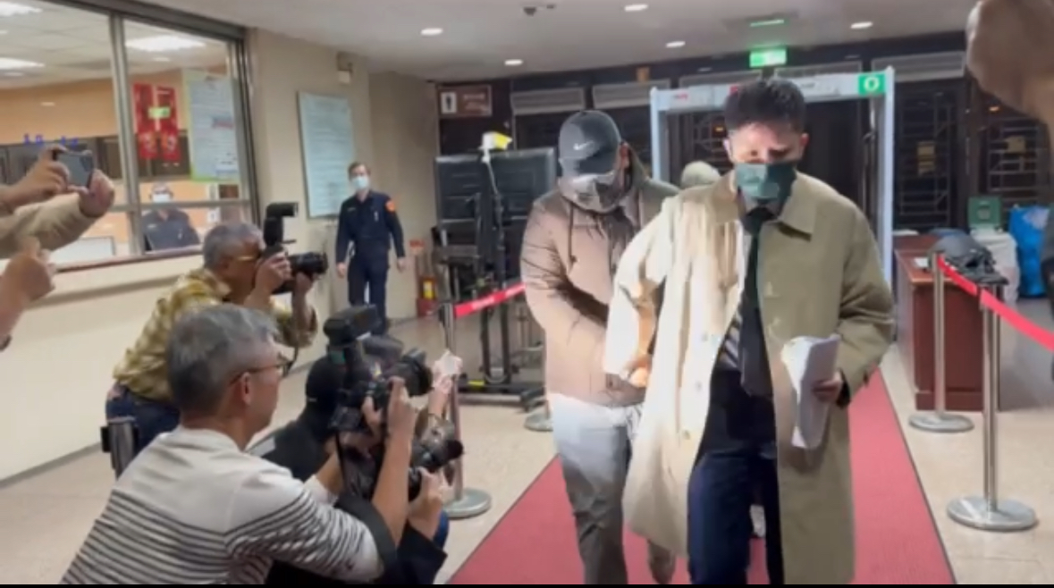 男子周昱帆（左）涉通缉犯石茂强在泰国枪击命案，今晚重回北院开羁押庭。记者张宏业／摄影
