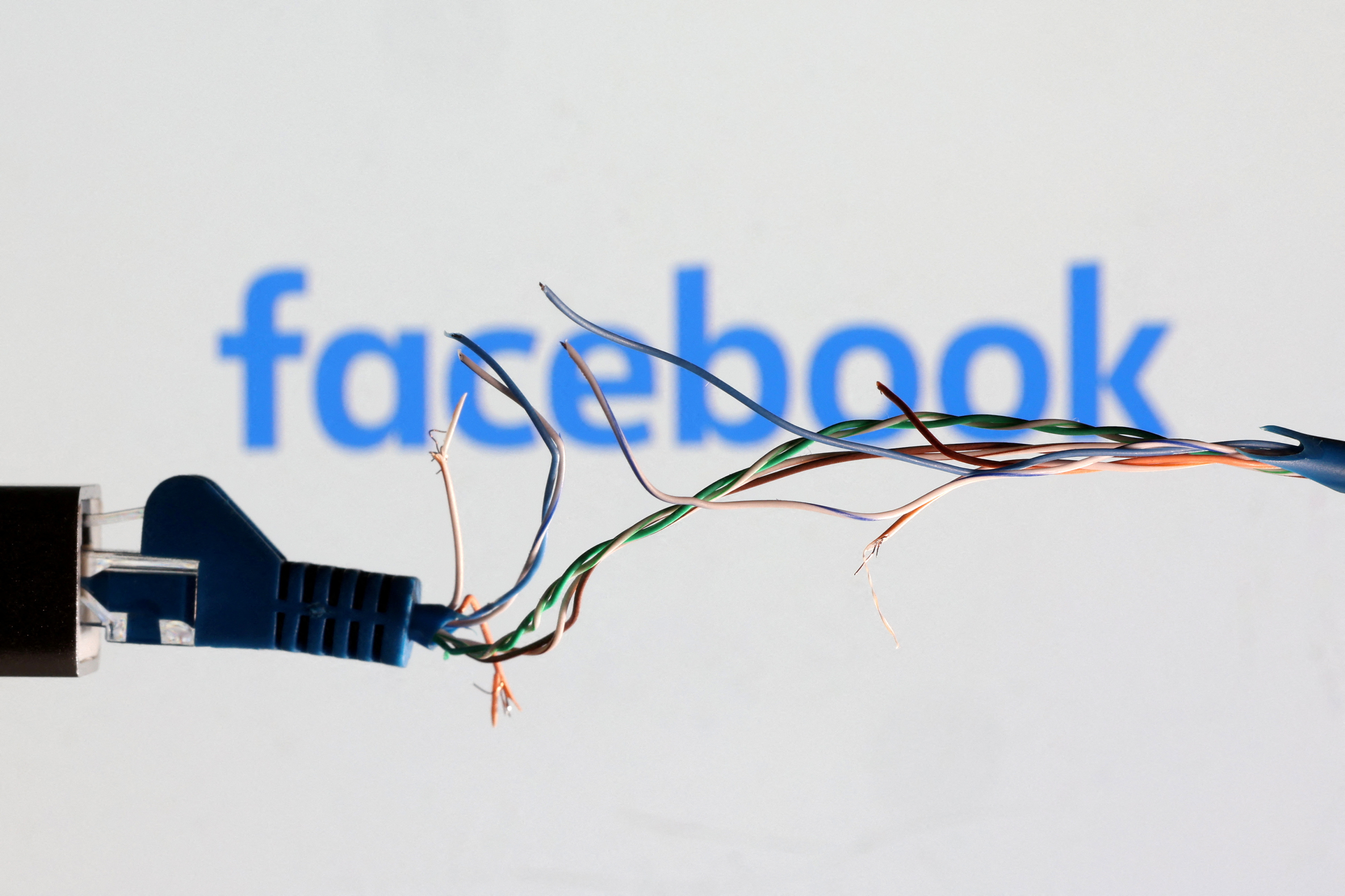 Meta平台脸书和IG全球大当机，逾30万脸书用户和约4万Instagram用户通报出现故障。路透