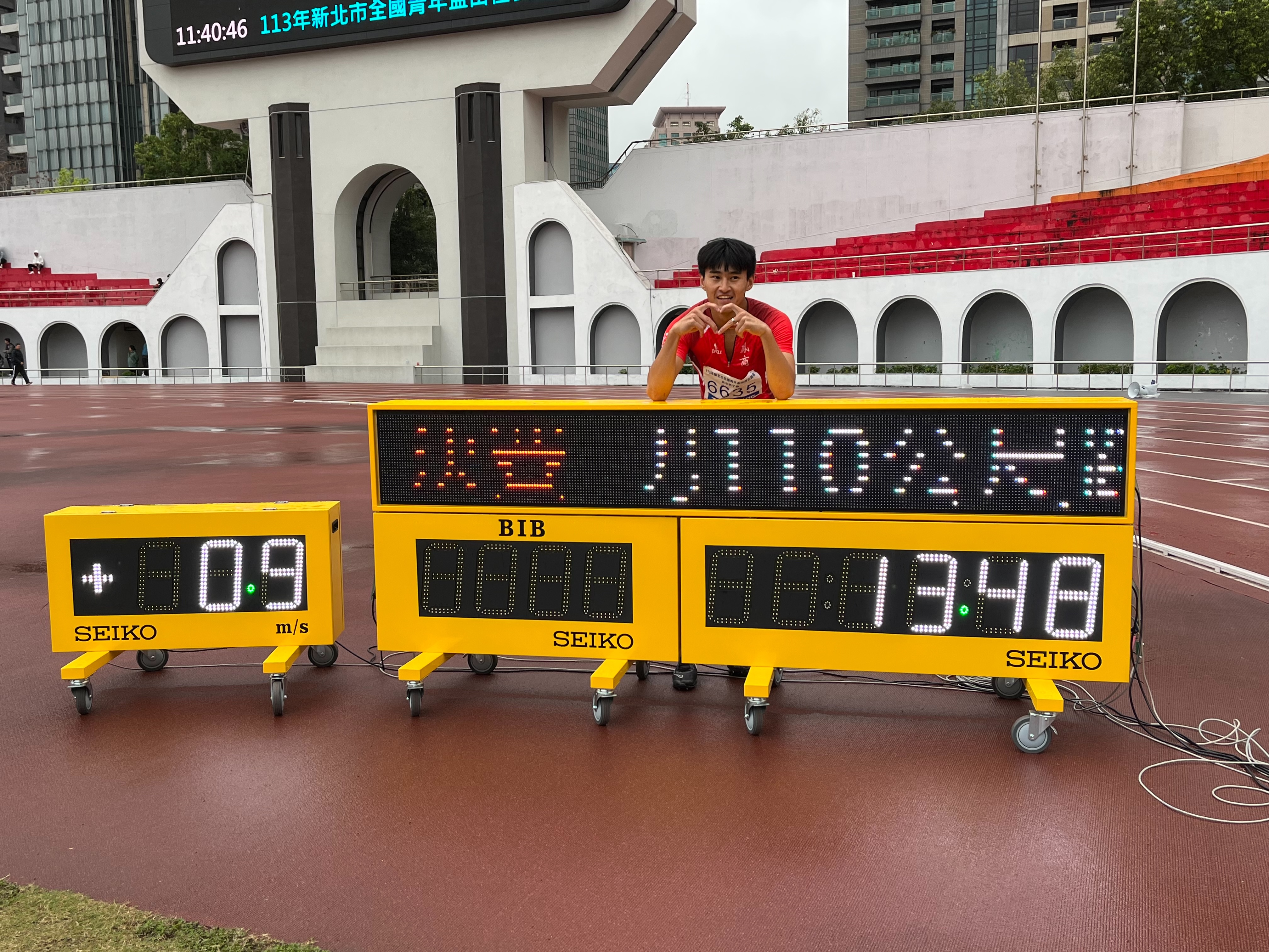谢元恺在高男110公尺跨栏决赛跑出13秒48的佳绩。记者刘肇育／摄影