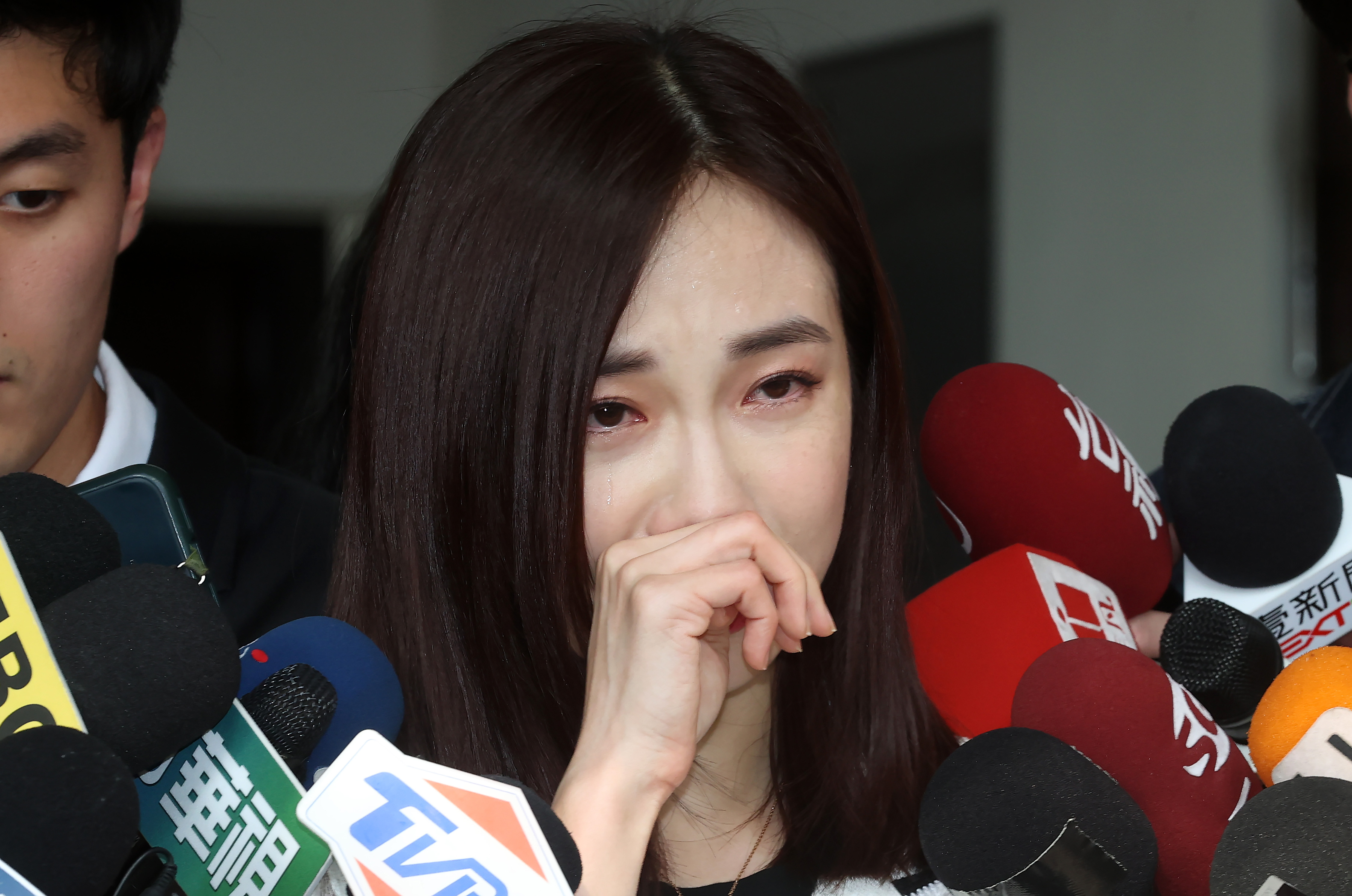 民众党前发言人杨宝桢日前宣布请辞党职，忍不住哽咽落泪。报系资料照